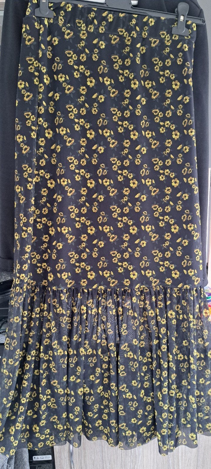 Seven Sisters Ruffle Skirt Midi - Zwart met Gele Bloemen, Kleding | Dames, Rokken, Ophalen of Verzenden, Zo goed als nieuw, Zwart