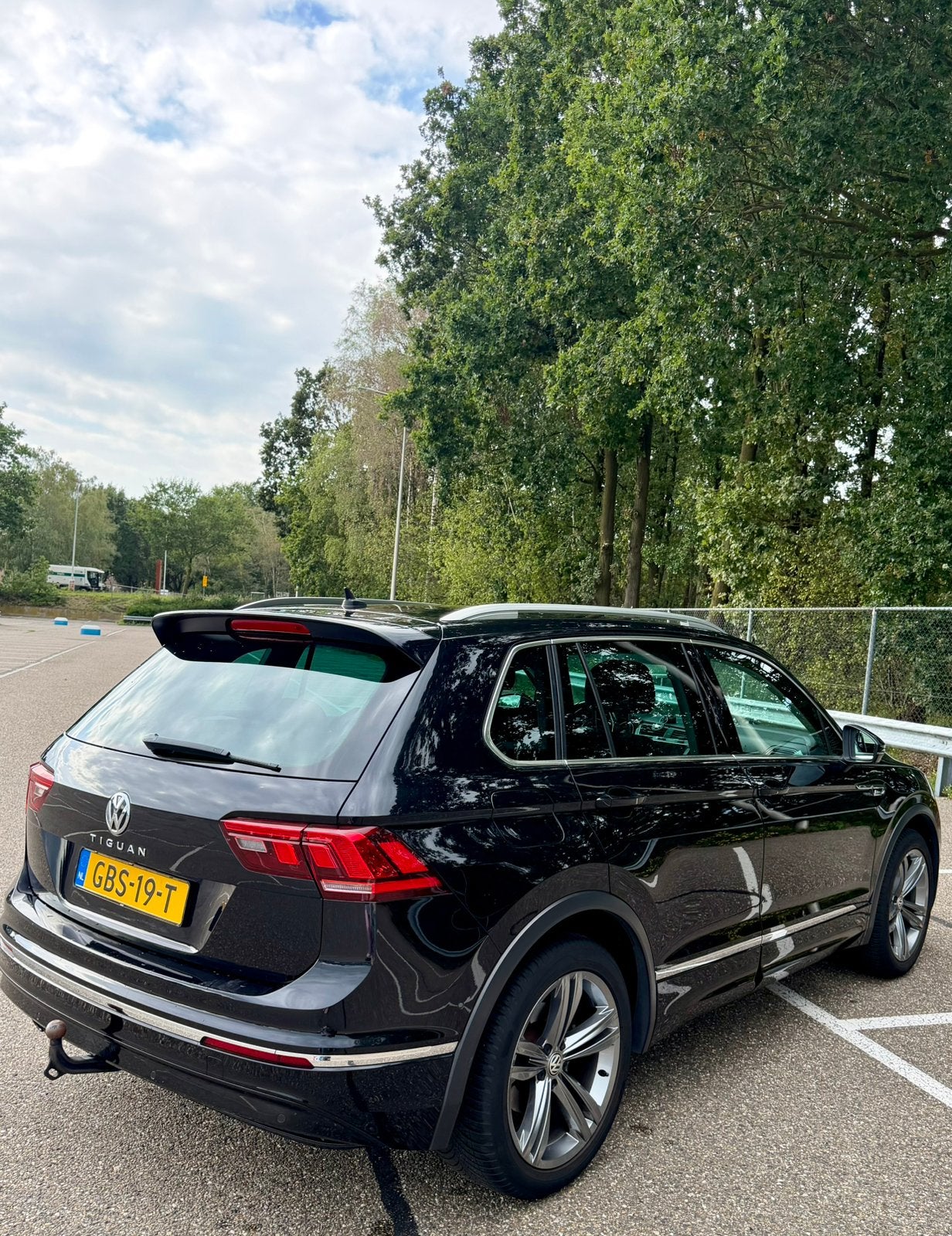 Volkswagen Tiguan 2017 R-Line Topstaat & Rijklaar!, Auto's, Voorwielaandrijving, Dealer onderhouden, Parkeerassistent, 1800 kg