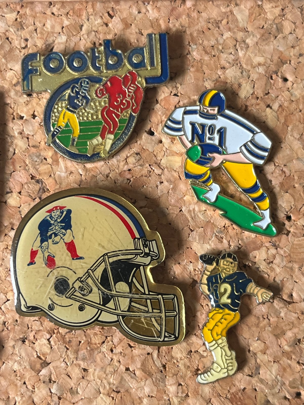 Set van 4 vintage American Football pins/speldjes, Gebruikt, Ophalen of Verzenden, Speldje of Pin, Nvt