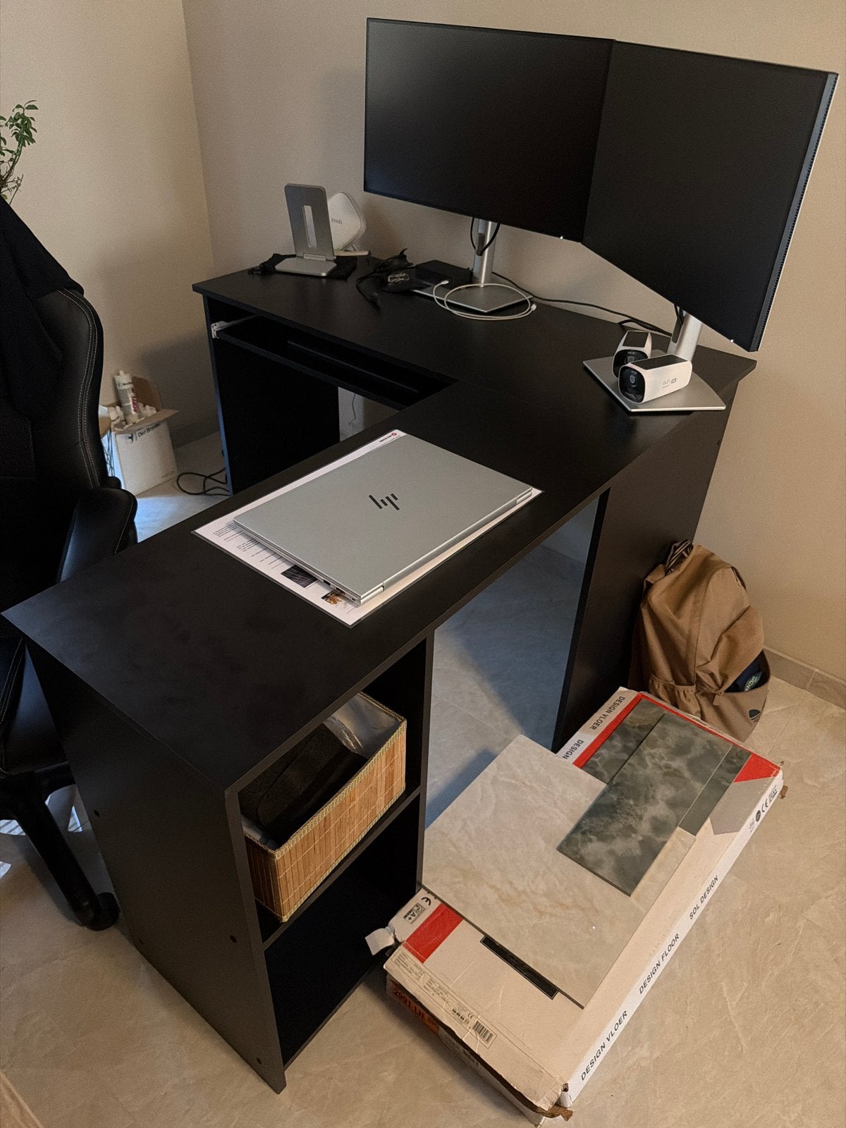 Zo goed als nieuw hoekbureau met 2 vakken en toetsenbordlade, Ophalen, Opbergruimte, Zo goed als nieuw, Hoekbureau