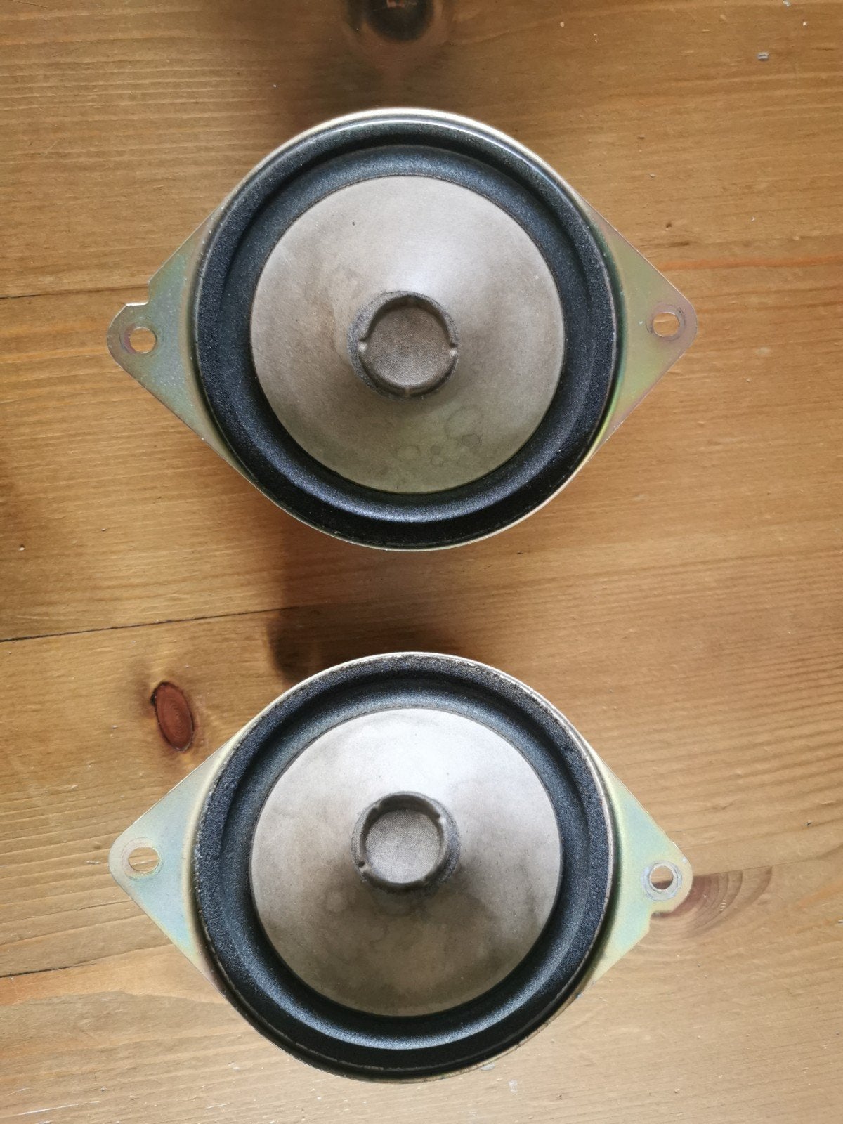 Set van 2 dashboard toyota yaris speakers B6160-QD010, Auto diversen, Ophalen, Gebruikt