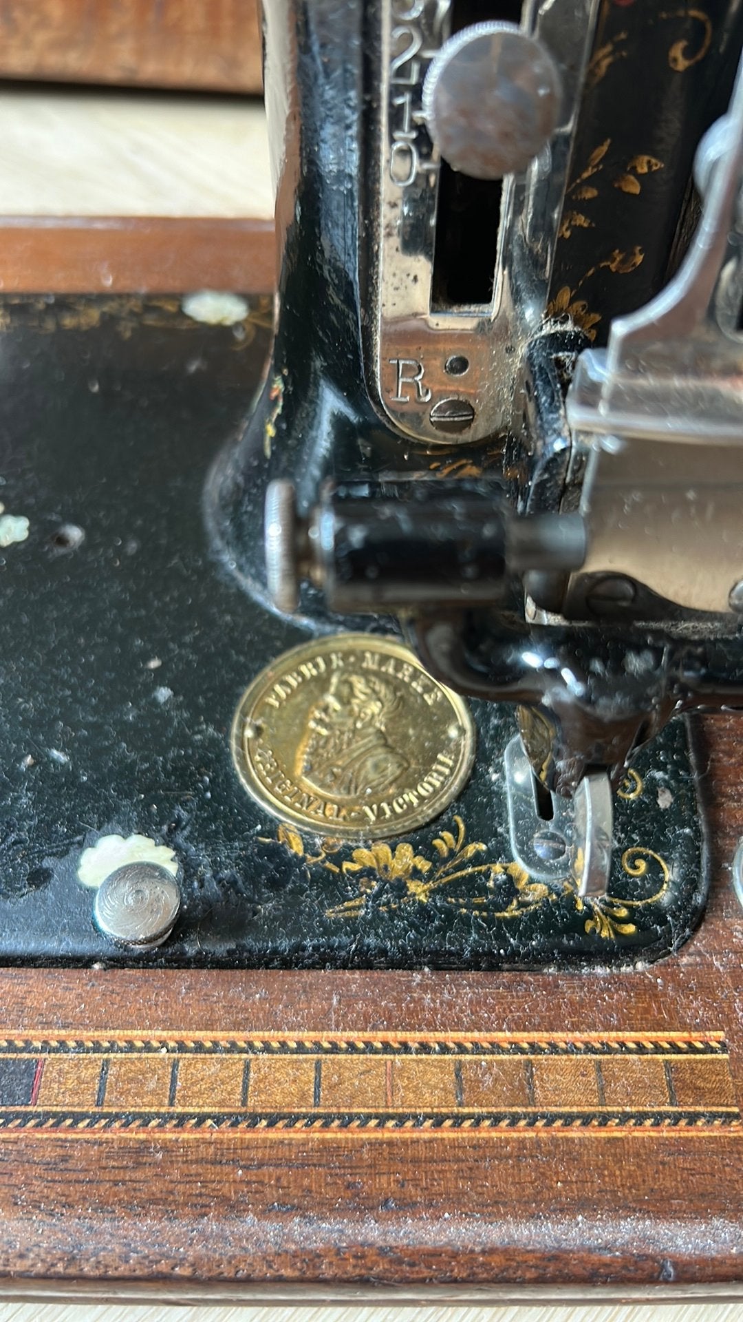 Antieke Mundlos “Original Victoria” naaimachine met slinger, Ophalen