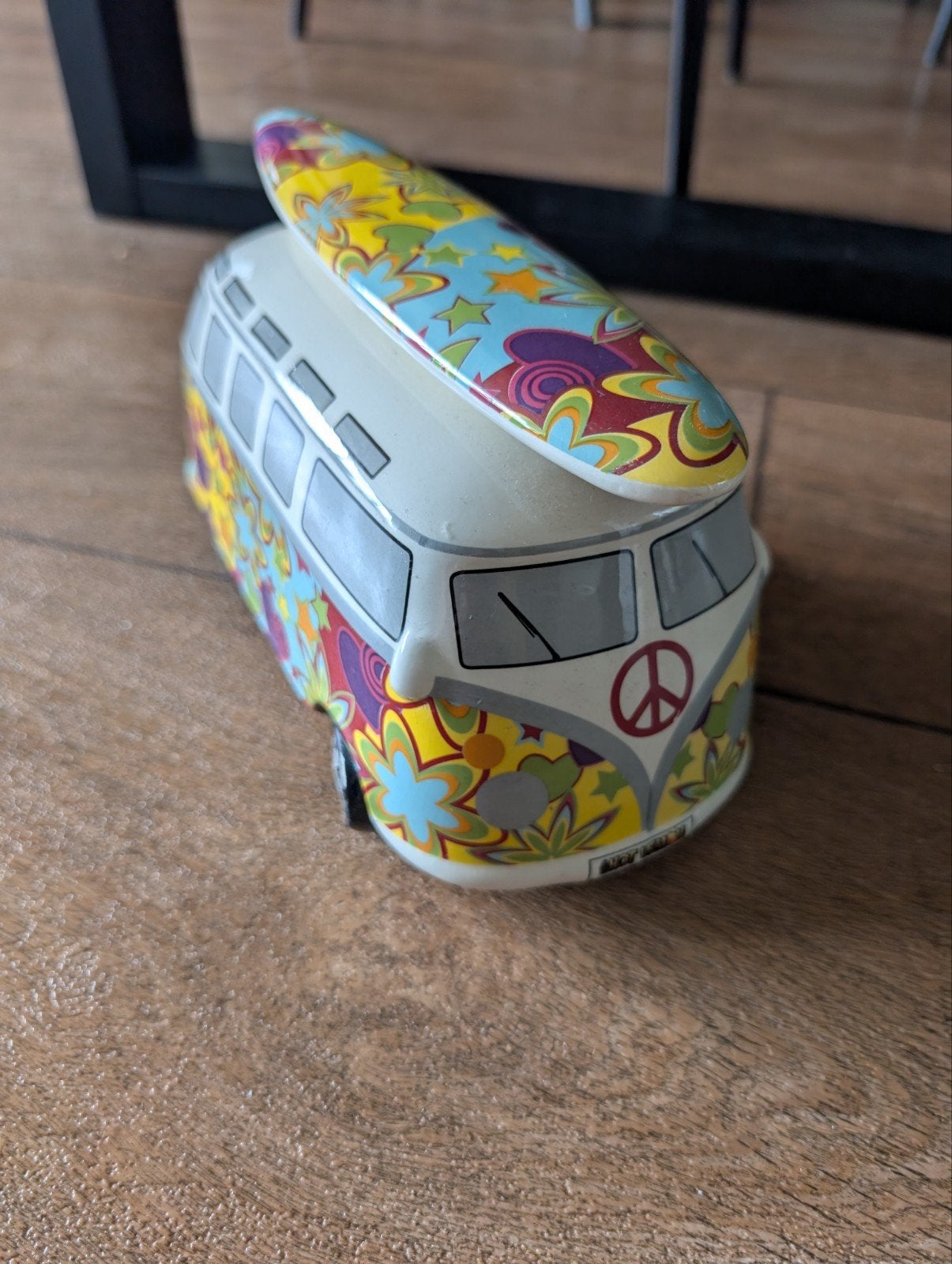 Spaarpot Volkswagen busje met surfplank - Hippie stijl, Verzamelen, Ophalen, Zo goed als nieuw, Steen, Aardewerk of Keramiek, Vervoermiddel