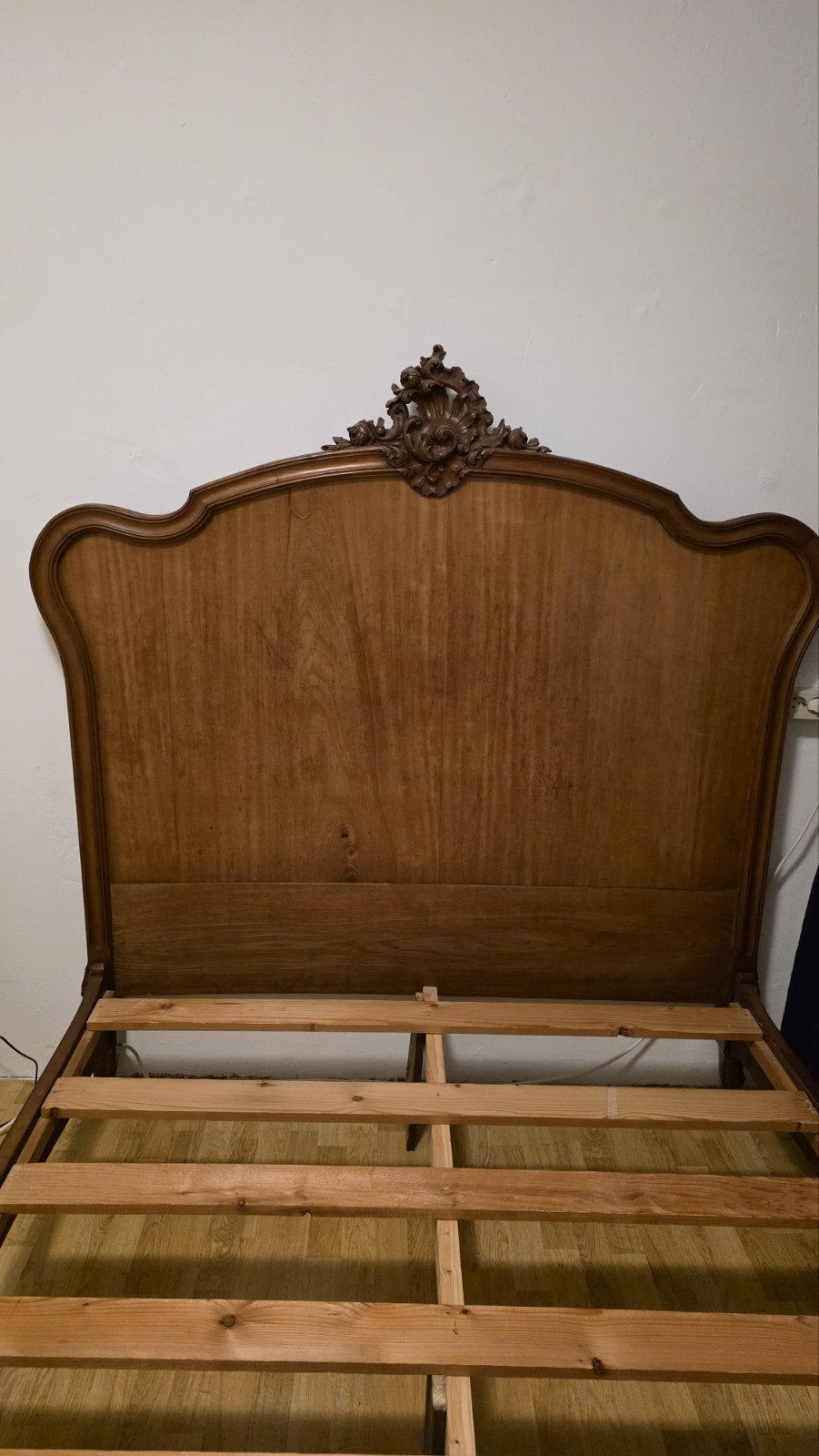 Antiek houten bed 220x140 cm met een sierlijk hoofdeinde, Ophalen, Gebruikt, Bruin, Tweepersoons