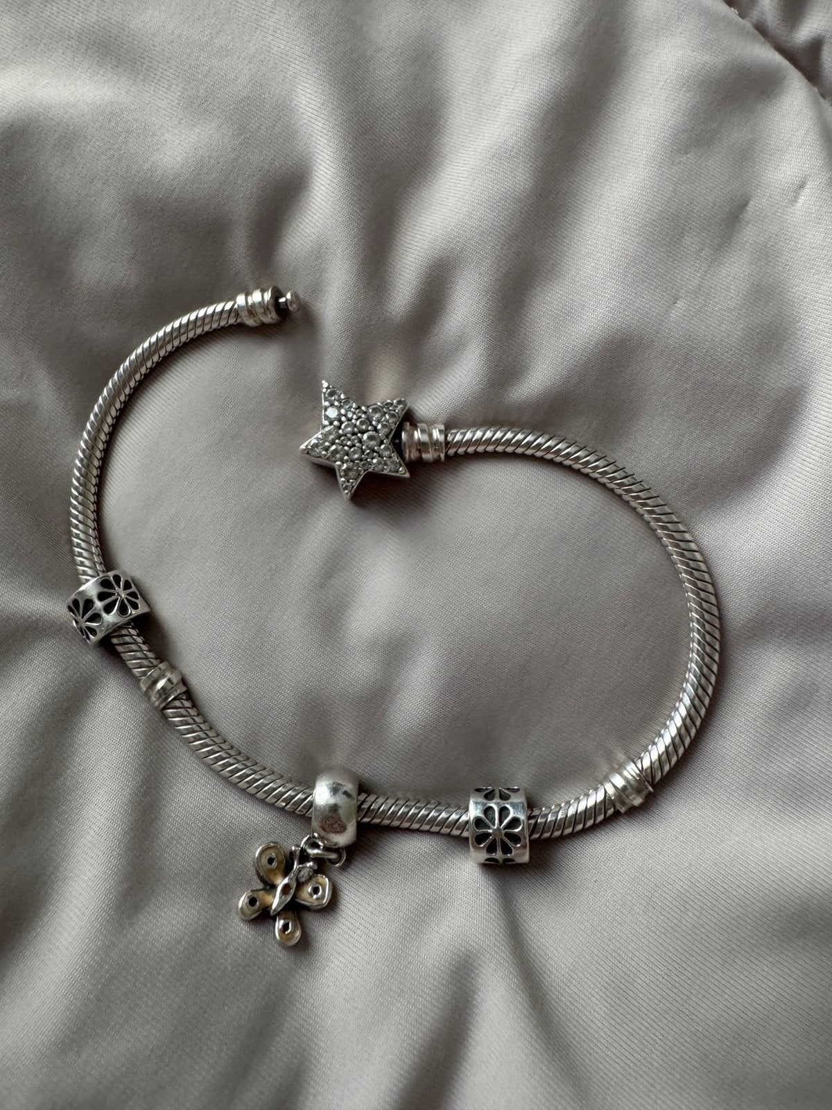 Pandora zilver armband met drie zilveren bedels, Gebruikt, Ophalen of Verzenden, Met bedels of kralen, Zilver