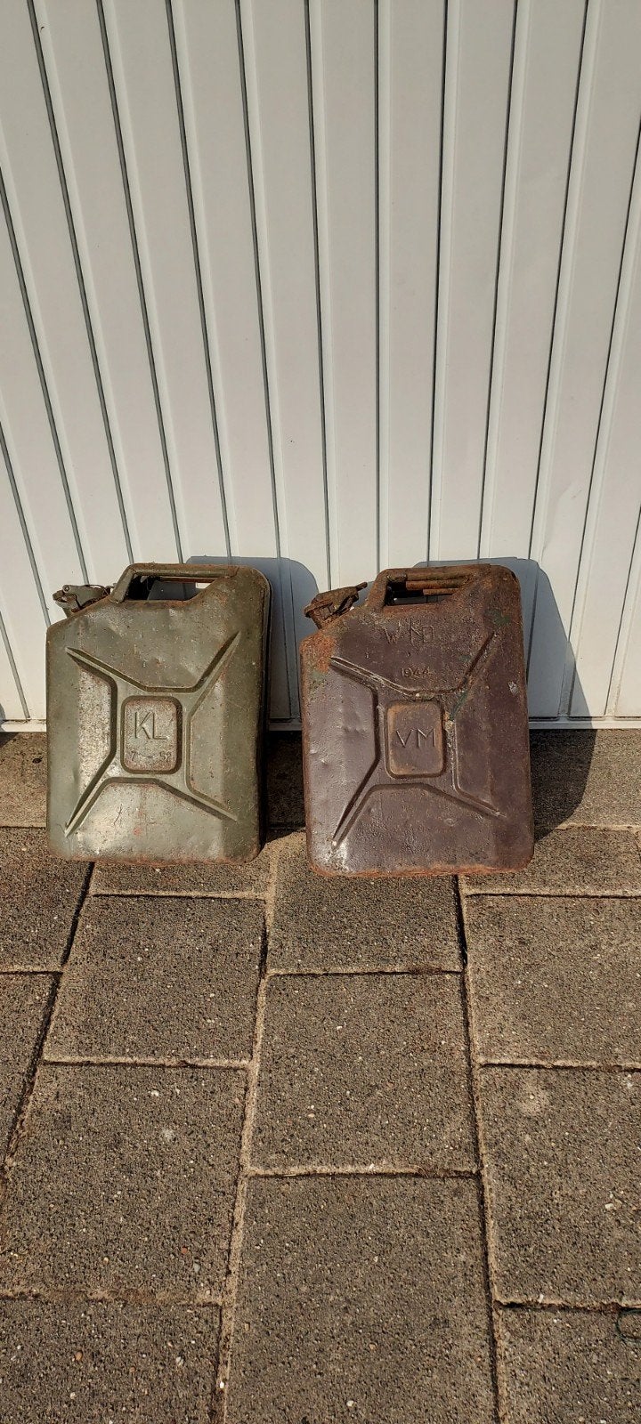 2 Antieke Metale Jerrycans: WO2 (1944) en Jaren 50, Verzamelen, Ophalen