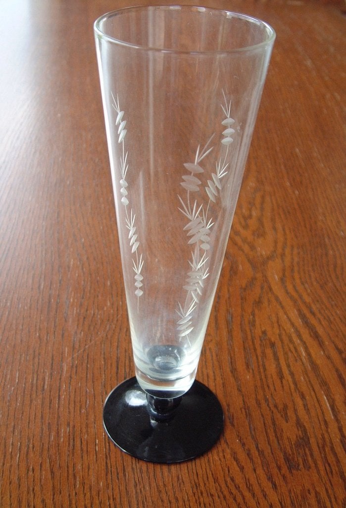 Gave antieke glas vaas met geetste ranken zwarte voet nr 1, Ophalen of Verzenden