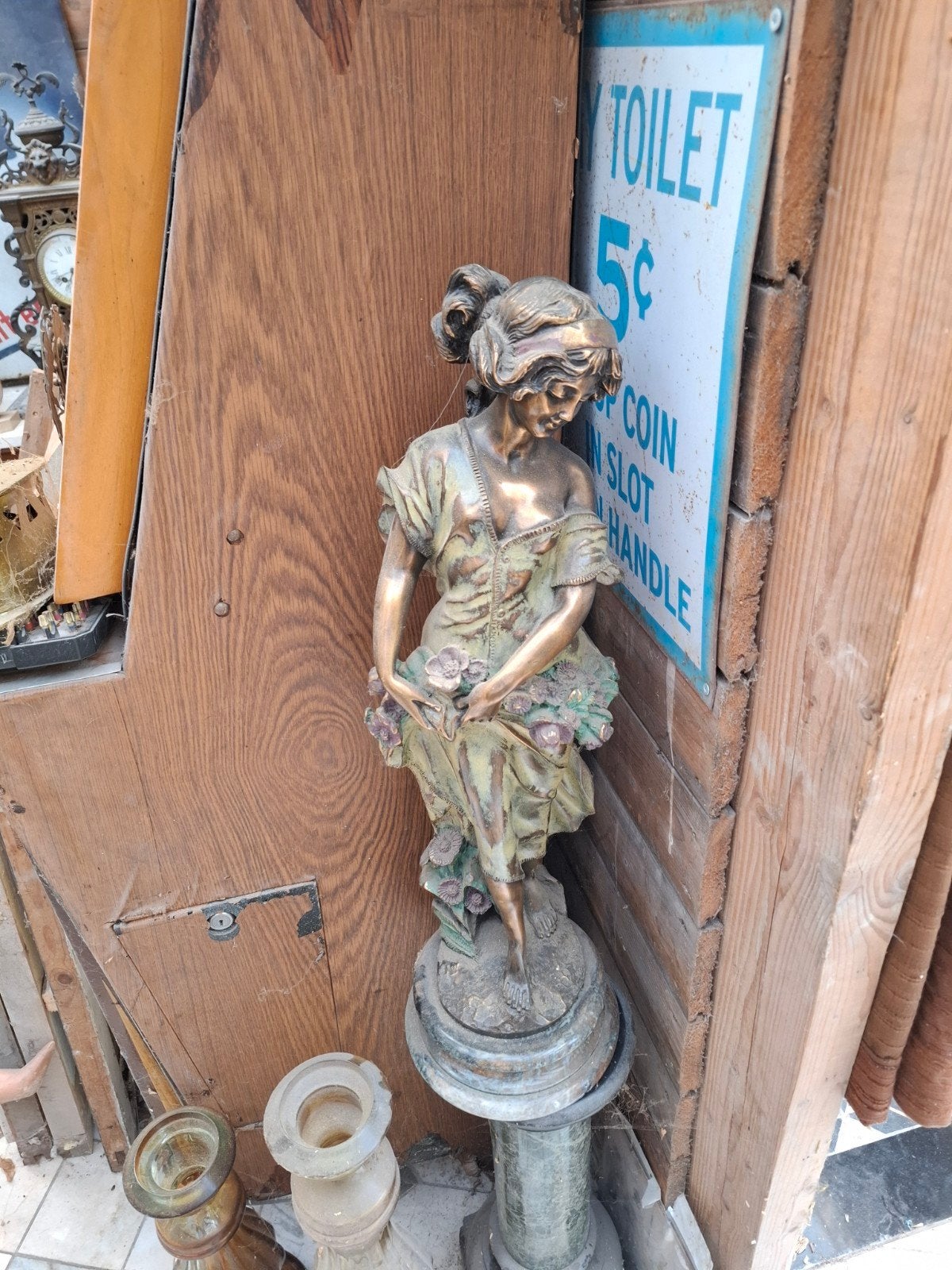 Prachtig Antiek Bronzen Beeld "Jonge Vrouw met Bloemen", Tuin en Terras, Ophalen, Overige materialen
