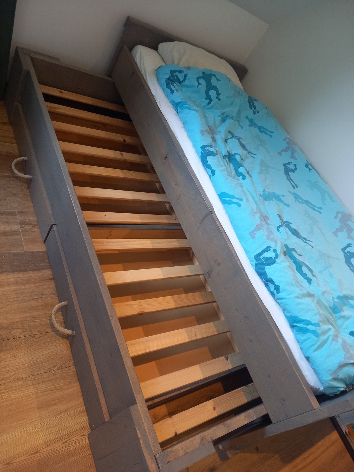 Steigerhouten bed met 2 grote lades en logeerbed - Greywash, Ophalen, 85 tot 100 cm, Gebruikt, Lattenbodem
