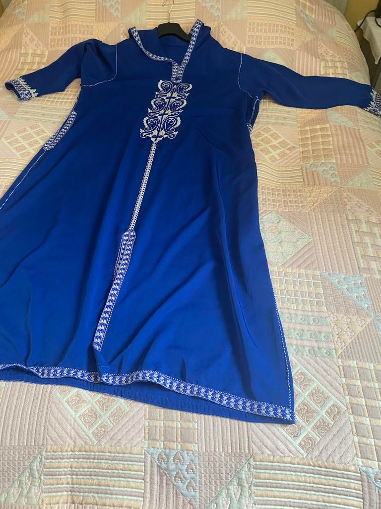 Prachtige blauwe kaftan met witte borduursels, Kleding | Dames, Maat 38/40 (M), Blauw, Ophalen of Verzenden, Zo goed als nieuw
