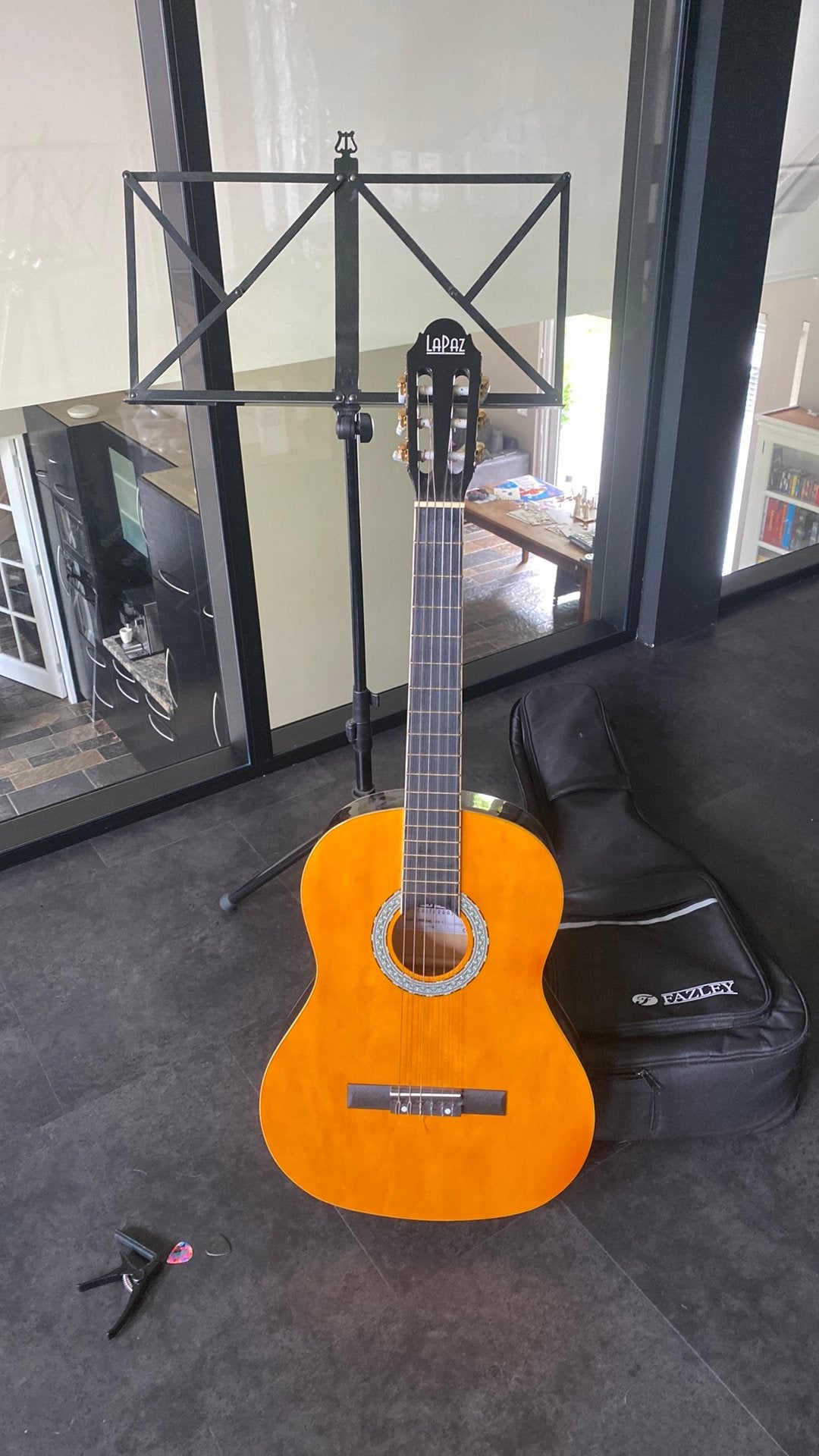 Akoestische gitaar, Ophalen, Zo goed als nieuw