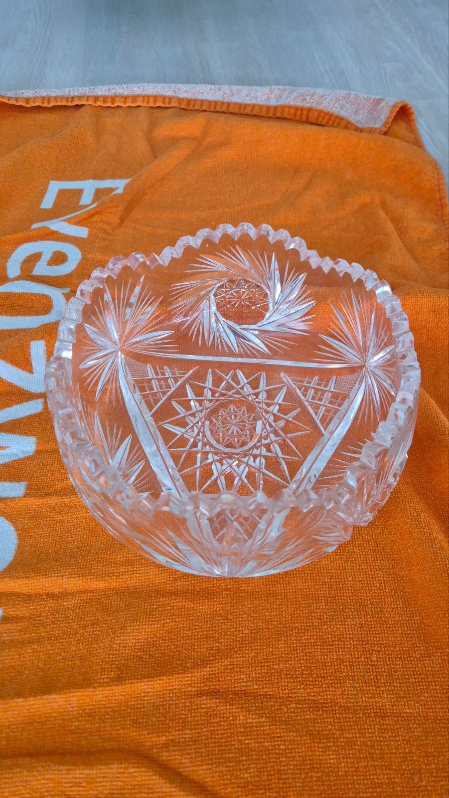 Prachtige kristallen schaal met decoratie, Ophalen