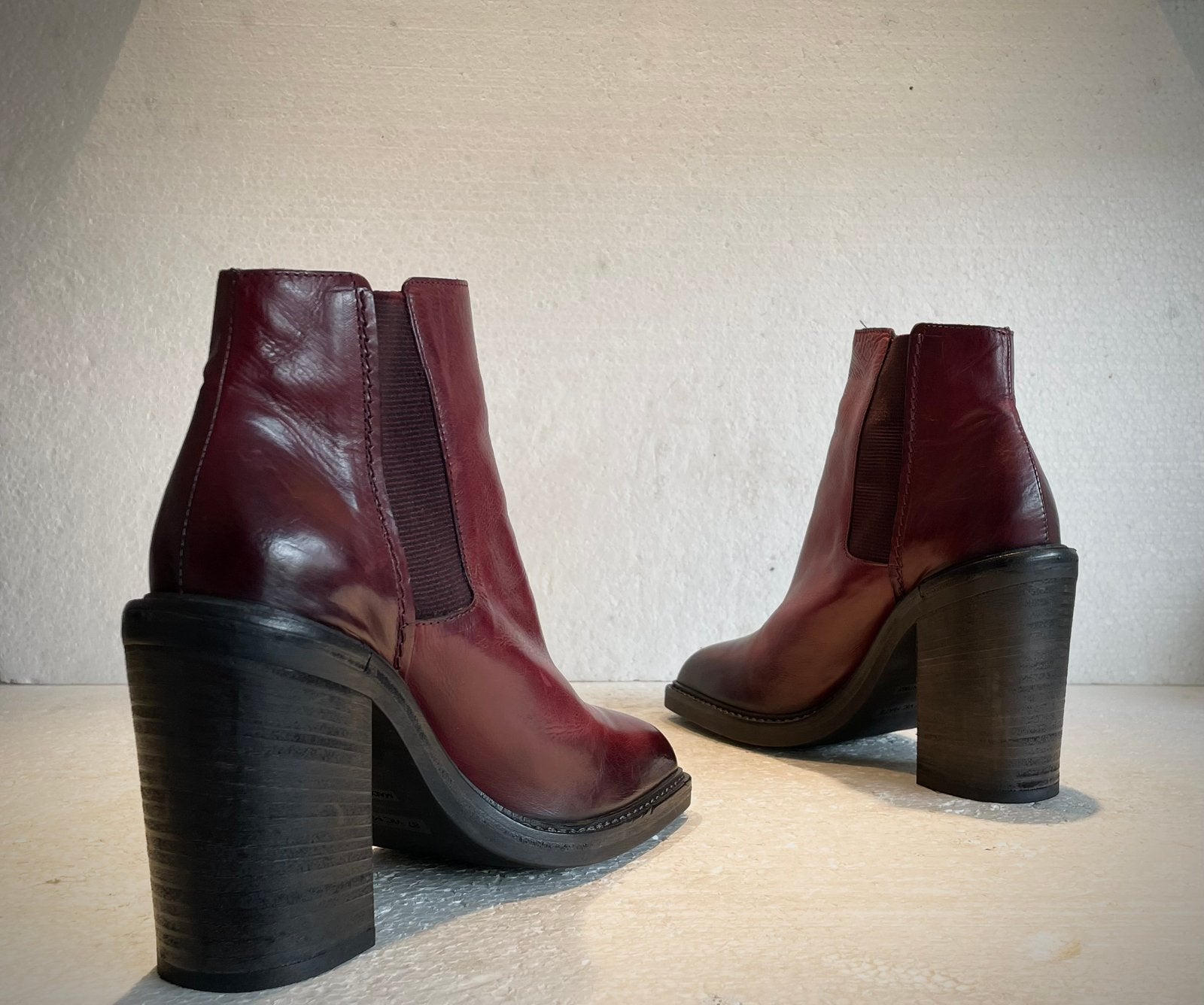 Vic Matié design hoge hakken enkel laarzen wijn rood 38, Ophalen of Verzenden, Zo goed als nieuw, Schoenen met hoge hakken, Rood