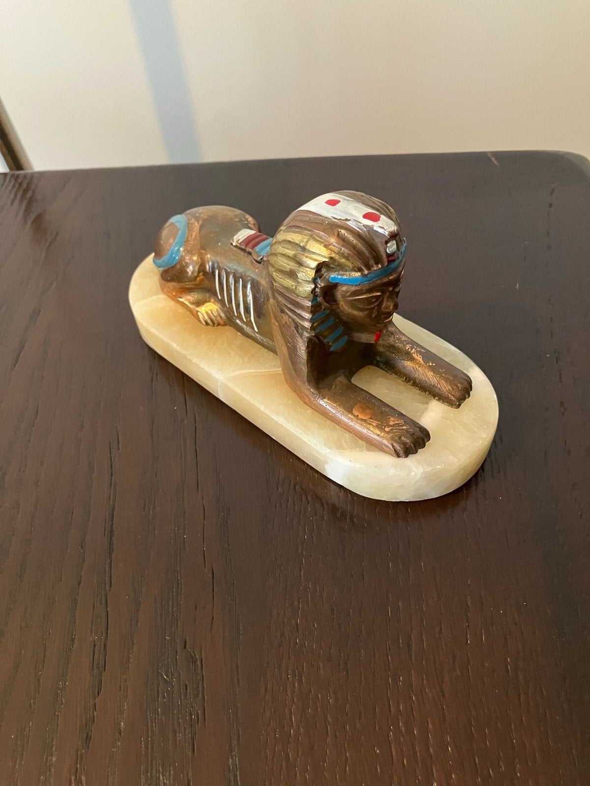 Vintage Egyptische Sfinx beeldje op marmeren voet, Antiek en Kunst, Ophalen