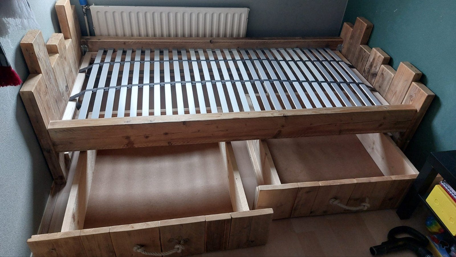 Steigerhouten tweepersoonsbed met opberglades, Ophalen, 100 cm, Bruin, 210 cm