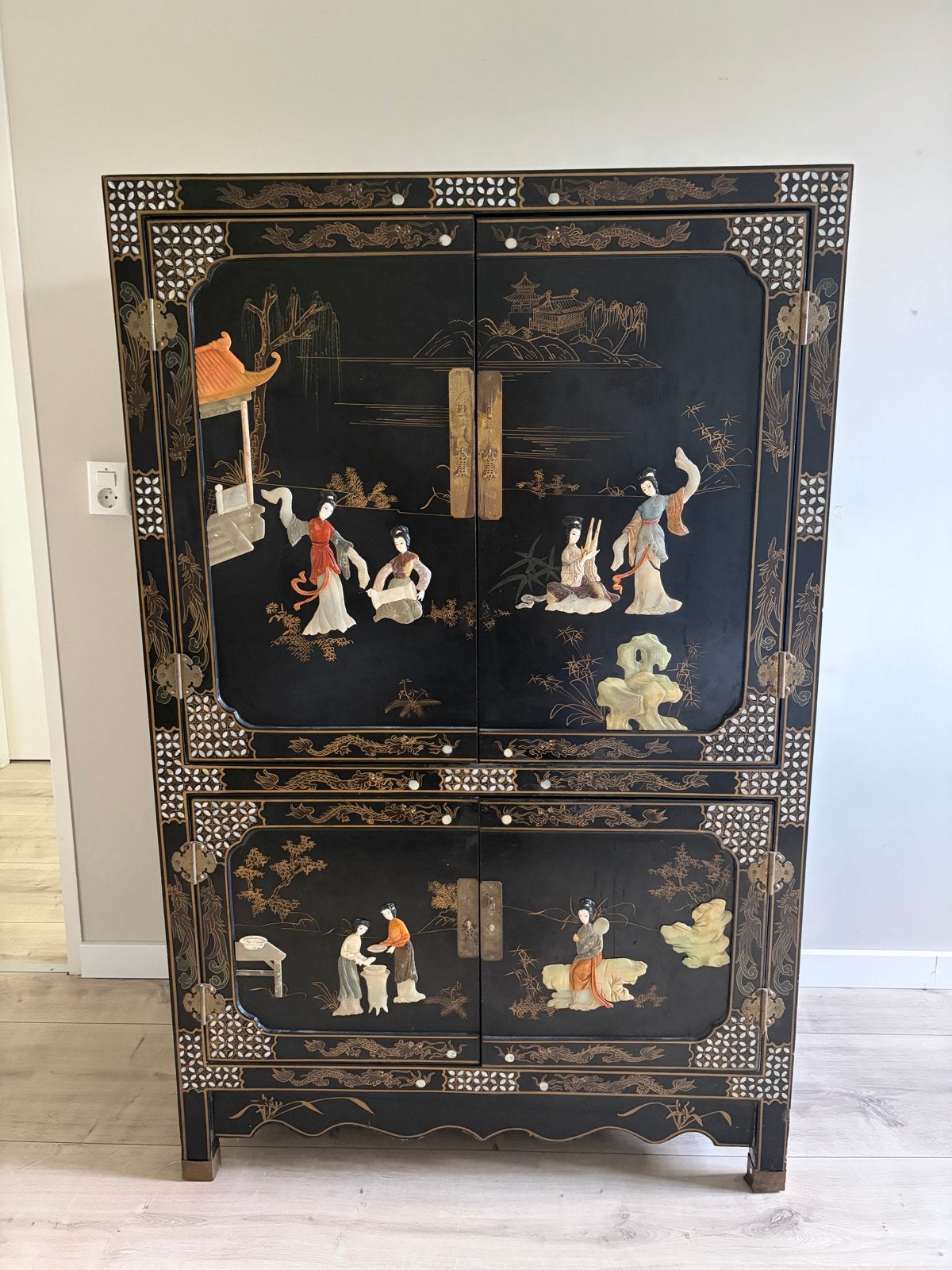 Prachtige Chinese kast met parelmoer en steen inlegwerk, Antiek en Kunst, Antiek | Meubels | Kasten, Ophalen of Verzenden