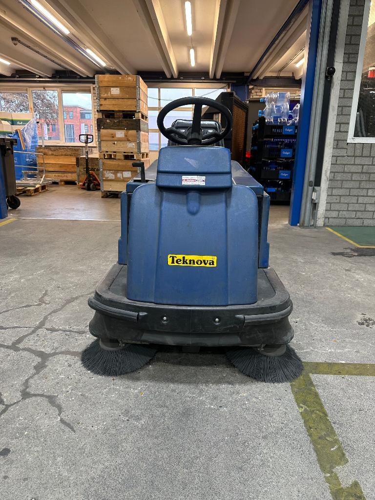 Teknova TK1000E veegmachine / sweeper, Ophalen