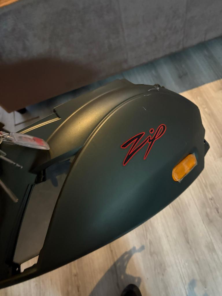 Piaggio Zip  mat zwart met rode 'Zip' letters, Fietsen en Brommers, Scooters | Piaggio, Ophalen of Verzenden, Gebruikt, Zip