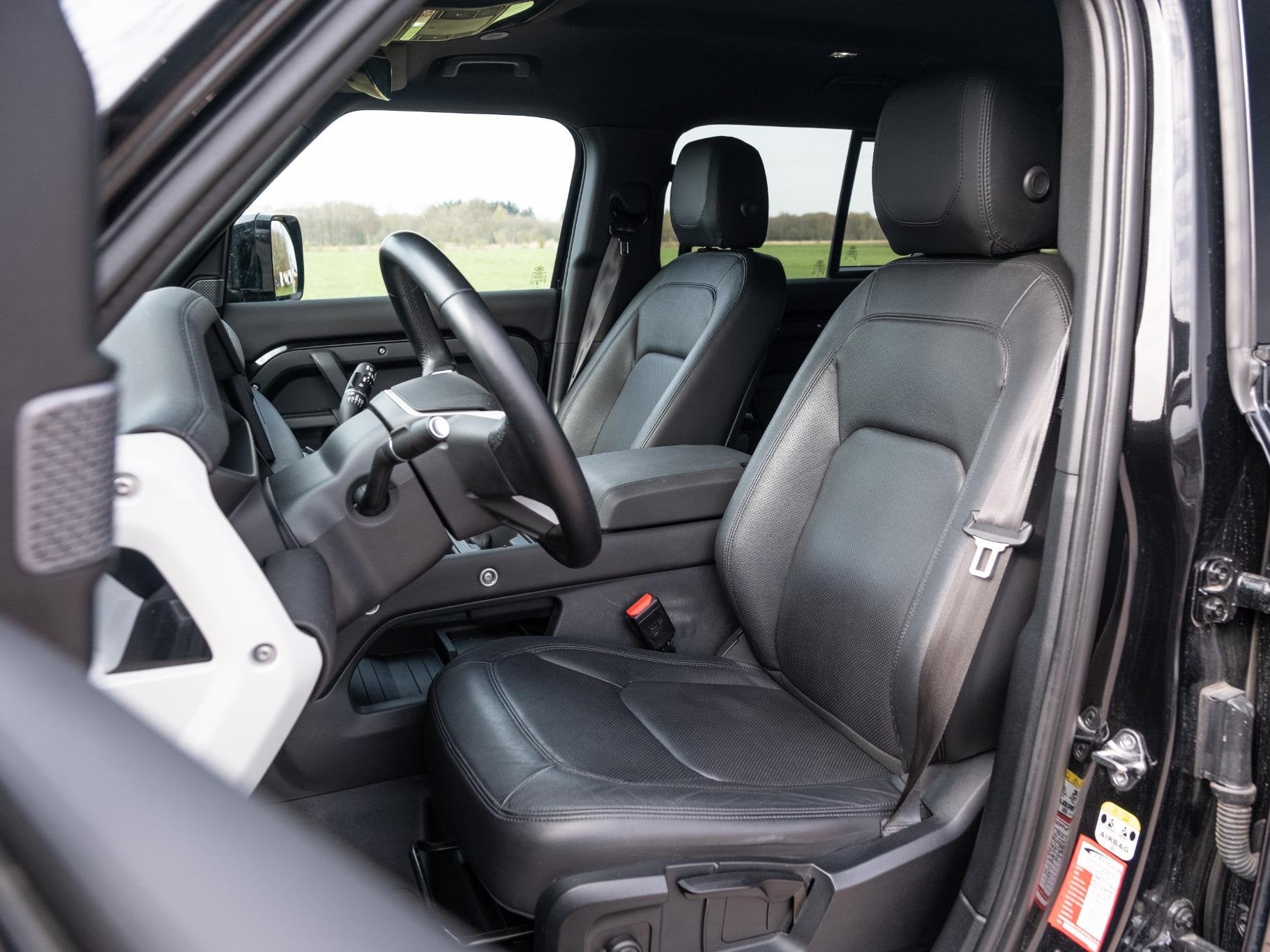 Land Rover Defender 110 2.0 P400e S | Black Pack | Leder int, Auto's, Land Rover, Automaat, Gebruikt, 3000 kg, Zwart