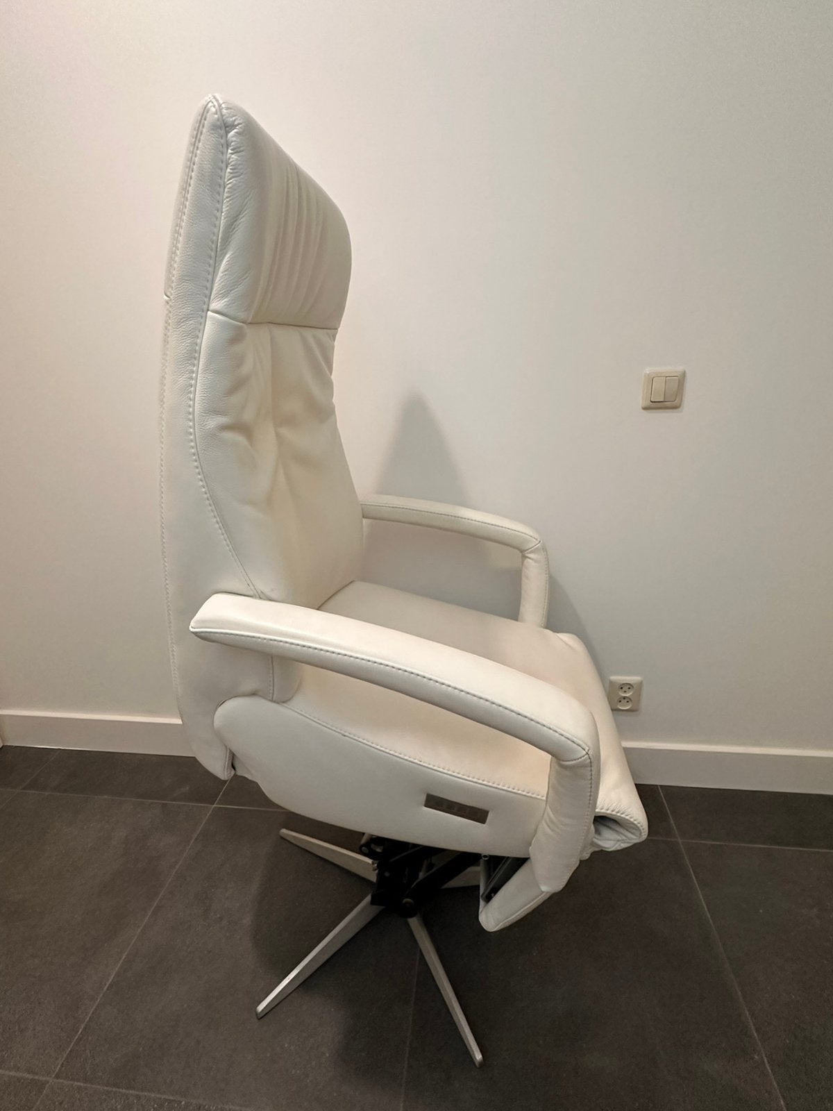 Leren relaxfauteuil TWICE sta-op hulp verstelbaar €1499, Ophalen, Zo goed als nieuw, Leer, 50 tot 75 cm