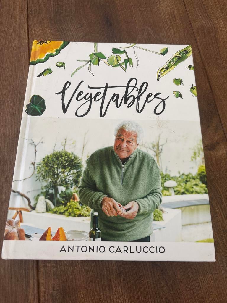 Vegetables - Antonio Carluccio kookboek, Italië, Voorgerechten en Soepen, Ophalen of Verzenden, Zo goed als nieuw