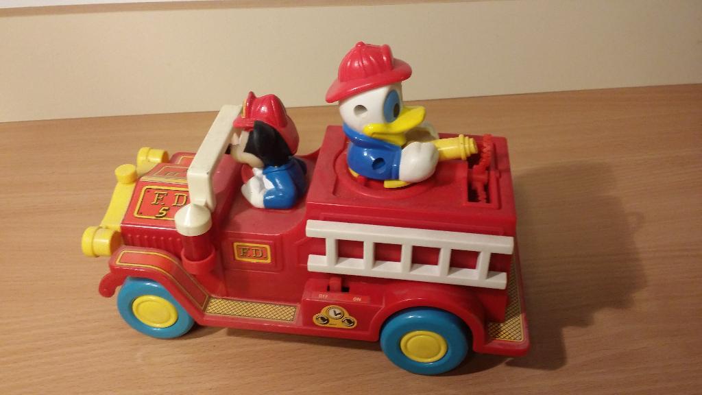 Zeldzame Disney brandweerauto met Mickey en Donald. Uit 1980, Verzamelen, Disney, Ophalen of Verzenden, Mickey Mouse, Gebruikt
