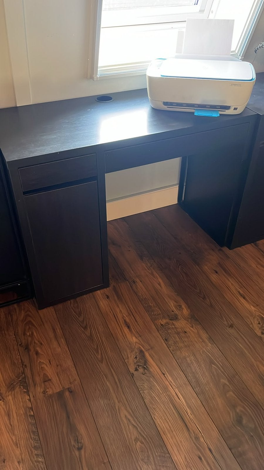 Ikea bureau bruin/zwart zgan 2 stuks, Ophalen, Zo goed als nieuw