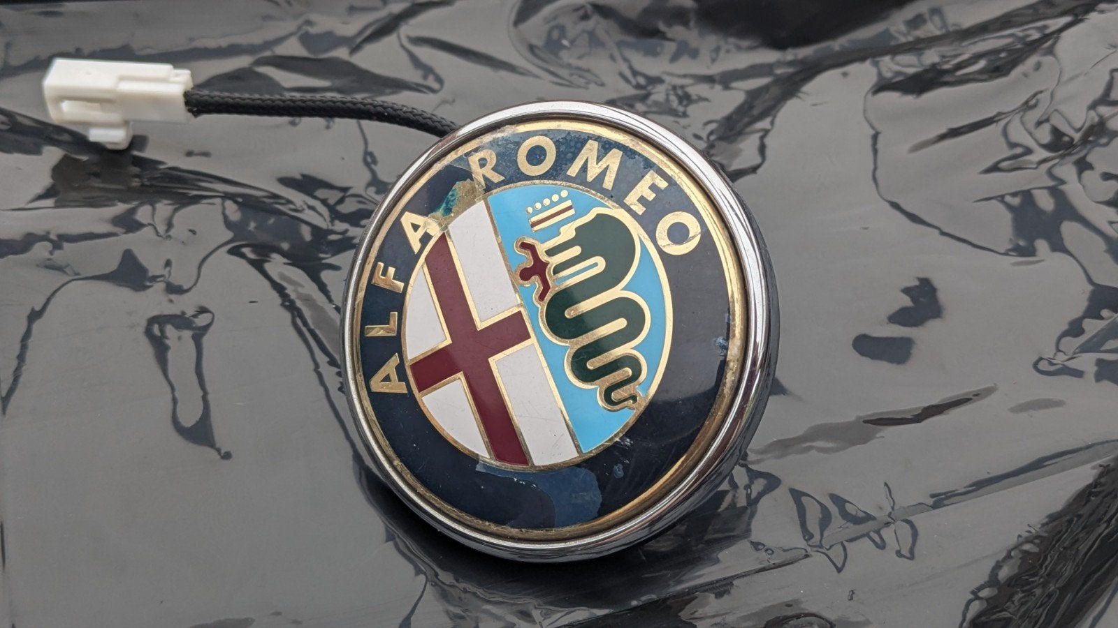 Embleem Alfa 159 achter met drukknop, Gebruikt, Achterklep, Ophalen of Verzenden, Alfa Romeo