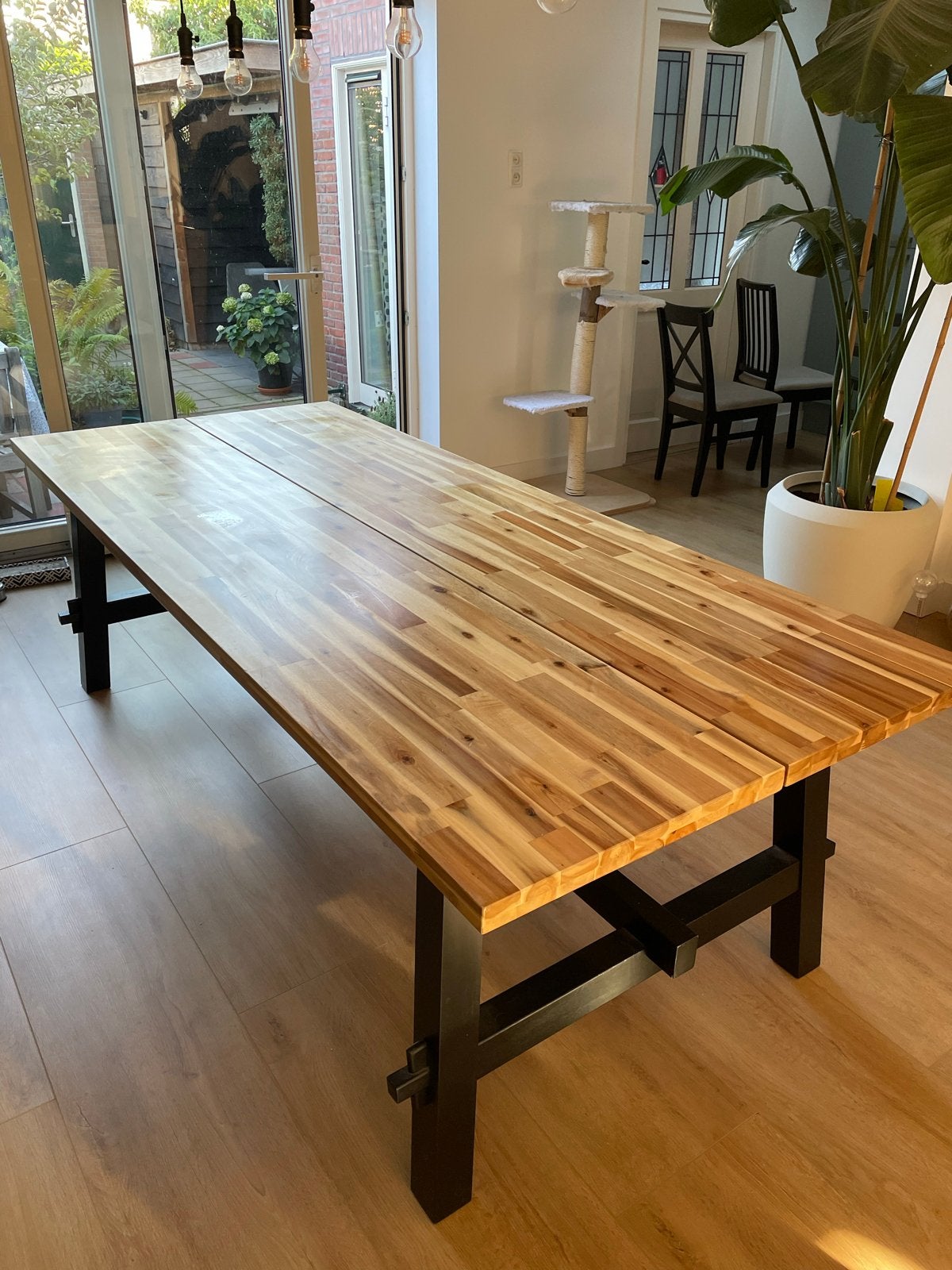 Ikea SKOGSTA eettafel (234x100) incl drie stoelen, Huis en Inrichting, Ophalen, 50 tot 100 cm, Zo goed als nieuw, 150 tot 200 cm