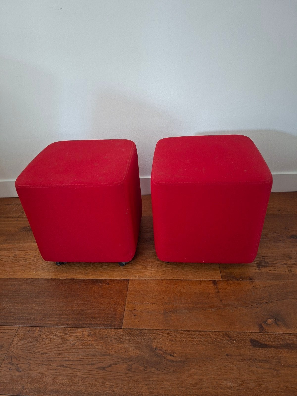 2 rode poefjes (ook leuk als bijzettafel), Ophalen, Minder dan 50 cm