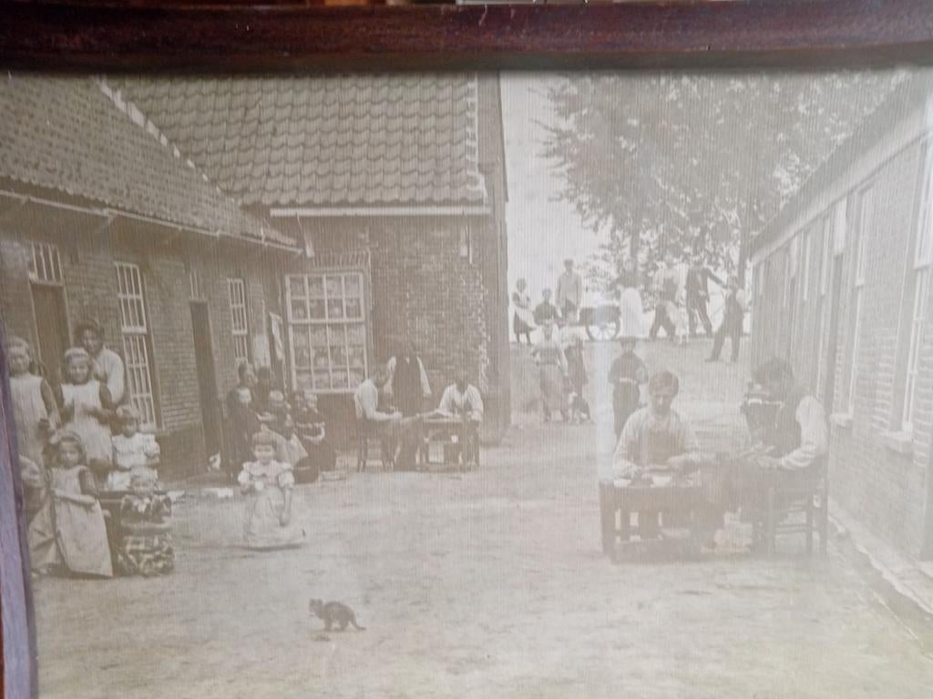 Historische foto: Kinderen en volwassenen op erf, Ophalen of Verzenden