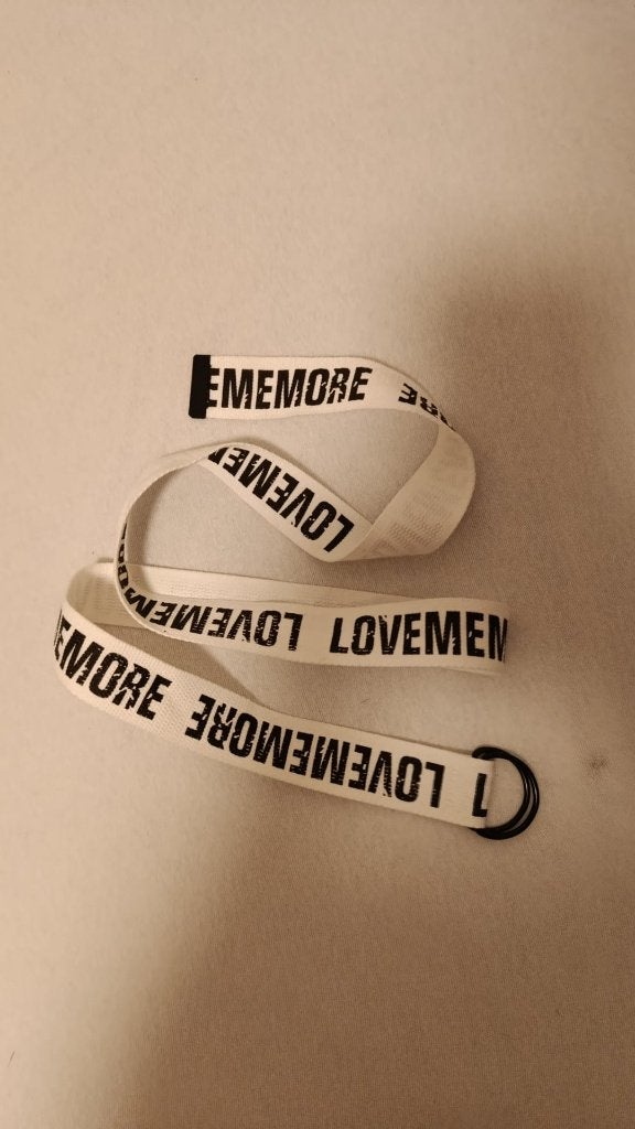 Witte riem met 'LOVEMEMORE' tekst, Wit, Heupriem, Ophalen of Verzenden, Zo goed als nieuw