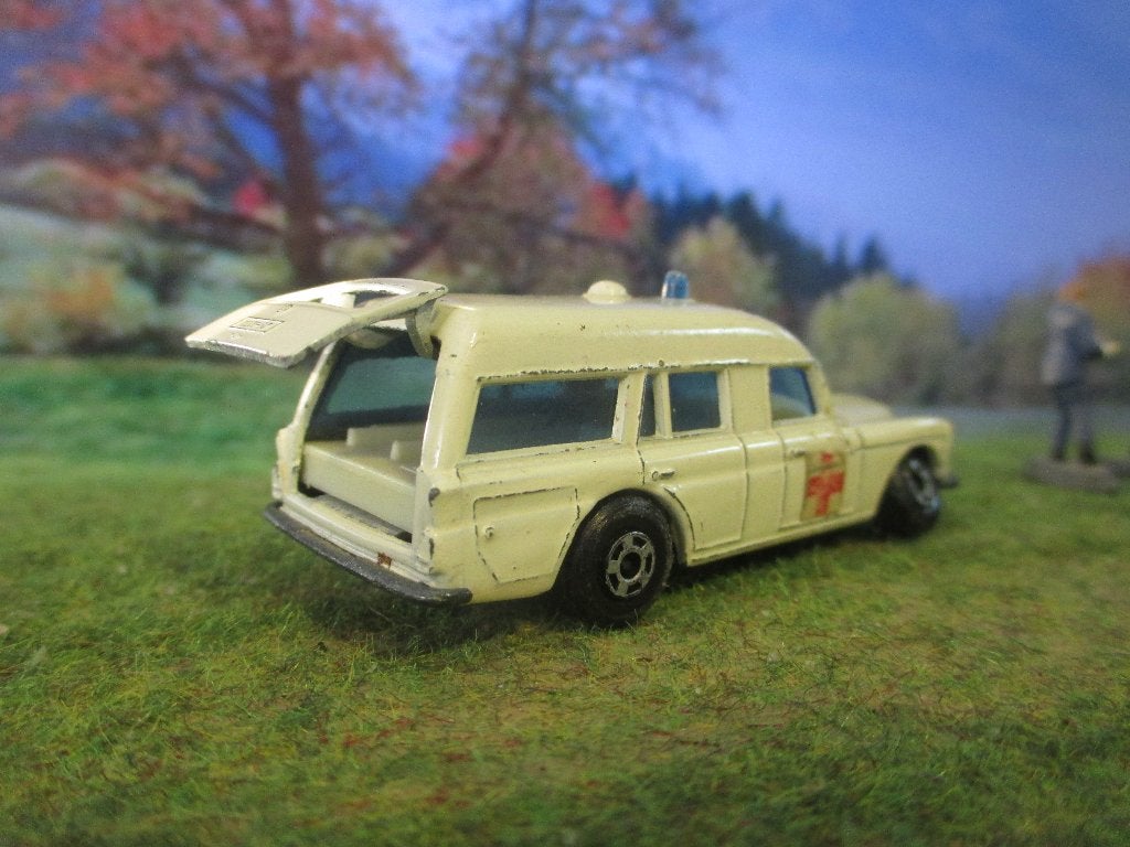 1:69 Mercedes W110 Binz Ambulance Matchbox Superfast 1970/71, Ophalen of Verzenden, Gebruikt, Auto