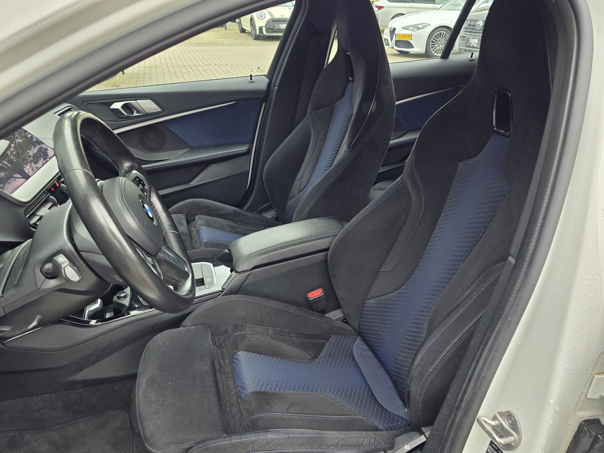 BMW 1 Serie 118i High Executive + M-SPORT + KUIPSTOELEN + DI, Gebruikt, Leder en Stof, Wit, Origineel Nederlands