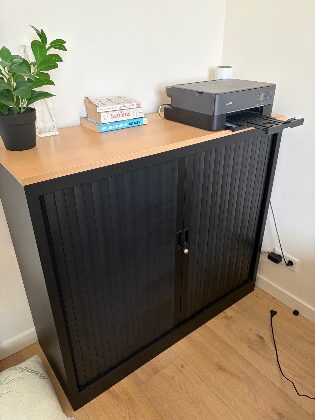 Zwart roldeurkastje met houten blad, Huis en Inrichting, Ophalen, Zo goed als nieuw