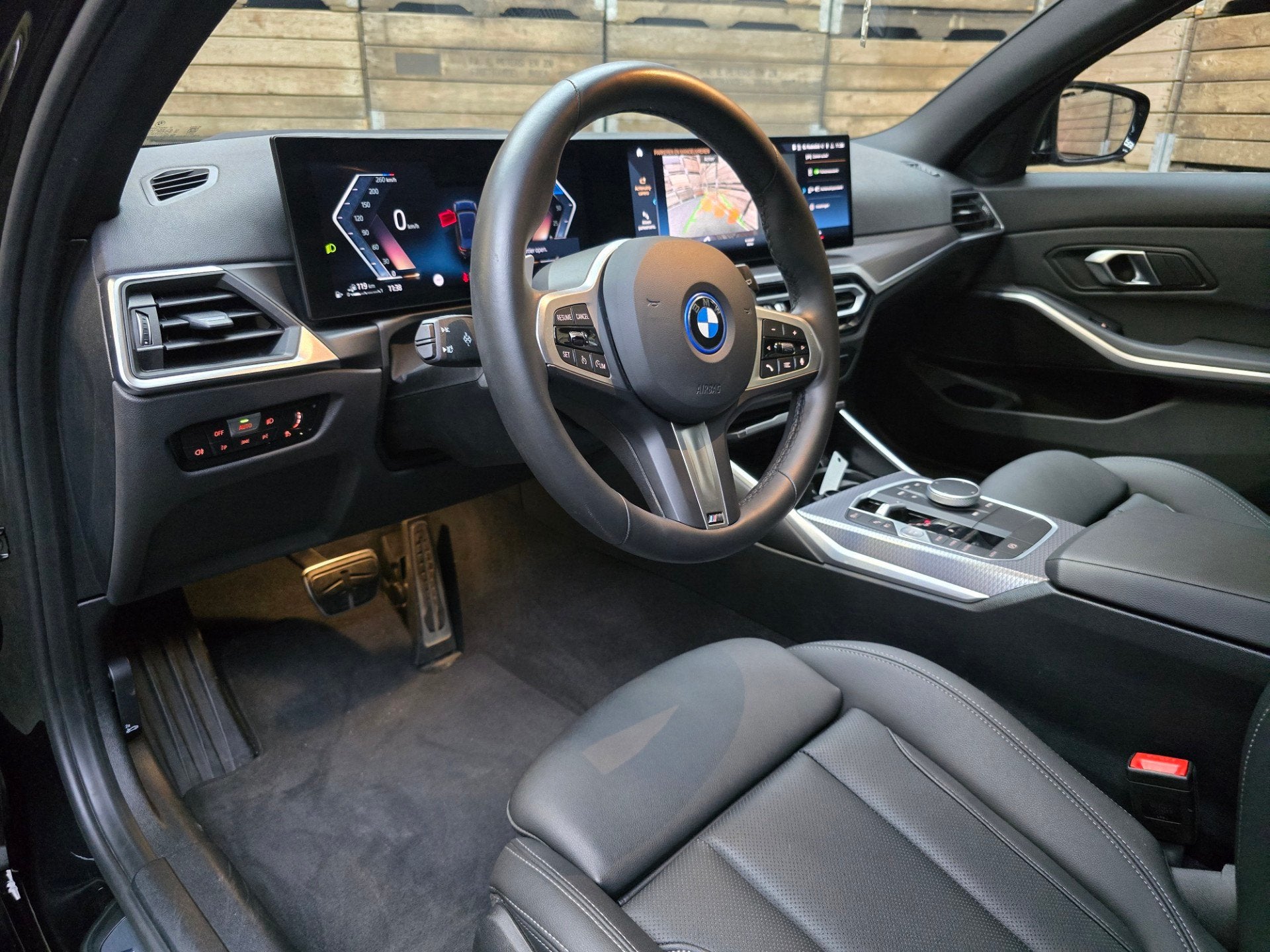 BMW 3-serie Touring 330e xDrive M Sport Pano Leder Widescree, Auto's, Gebruikt, 4 cilinders, Automatische klimaatregeling, Zwart