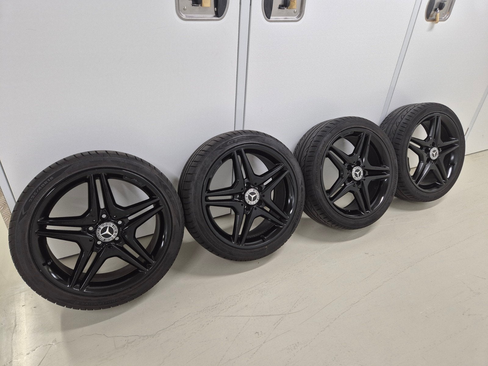 Originele Mercedes AMG 18 inch velgen + zomerbanden 225/40 R, Auto-onderdelen, Banden en Velgen, Banden en Velgen, Zomerbanden
