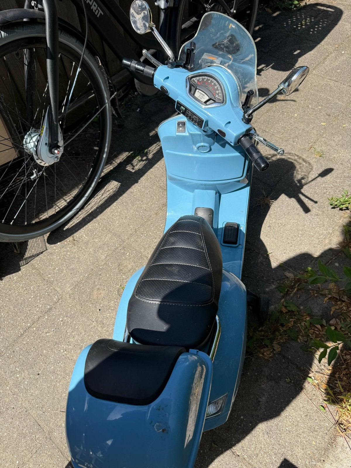 Blauwe Vespa kinder scooter met zijwieltjes, Ophalen, Gebruikt