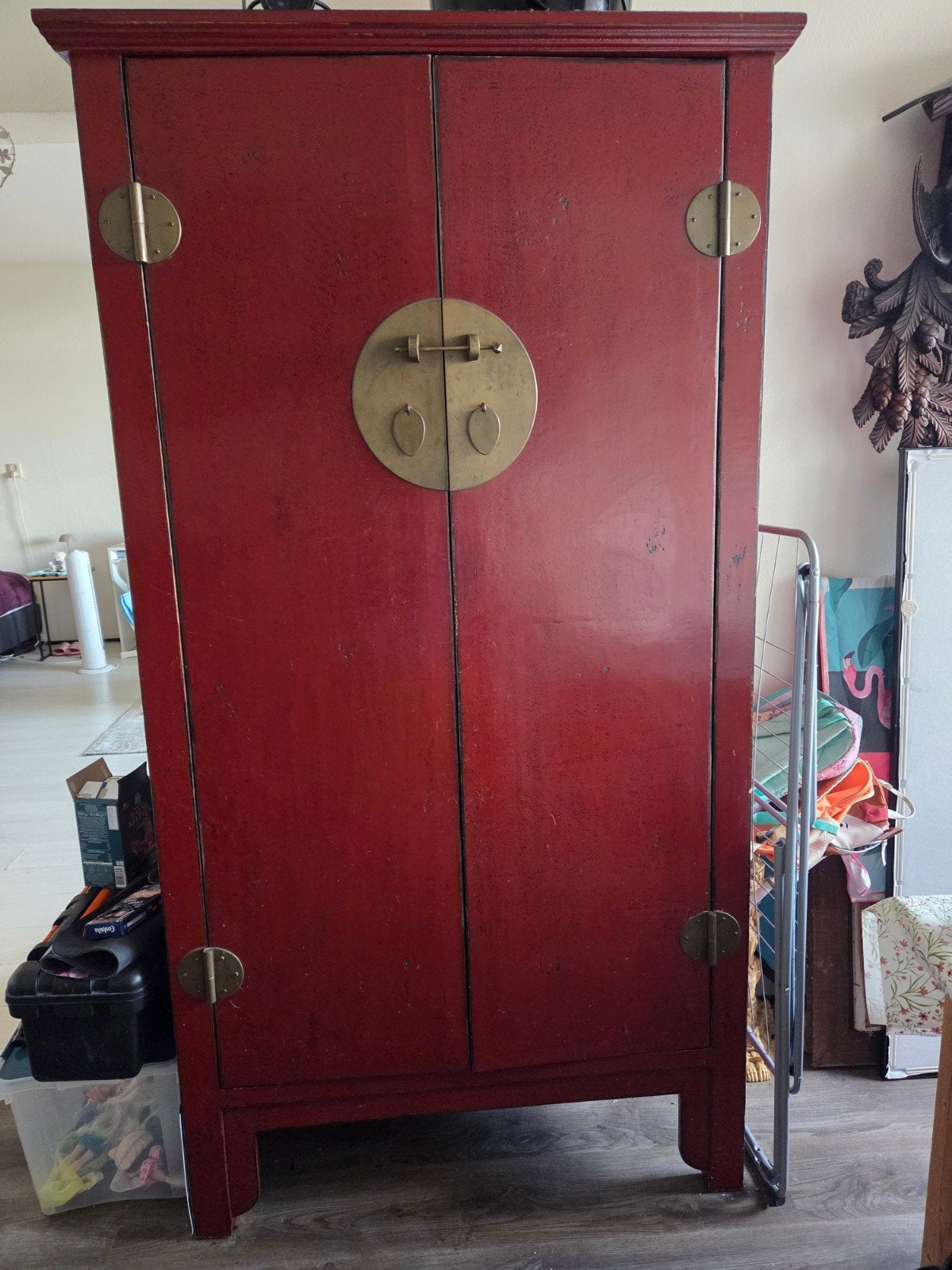 Antieke Chinese kast - Rood met messing beslag, Ophalen