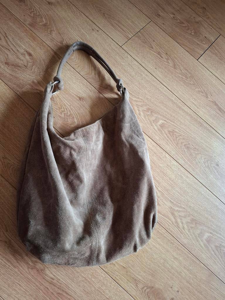 Taupe bruine suède tas met ritsvak - 46x40 cm, Sieraden, Tassen en Uiterlijk, Tassen | Damestassen, Ophalen of Verzenden, Bruin