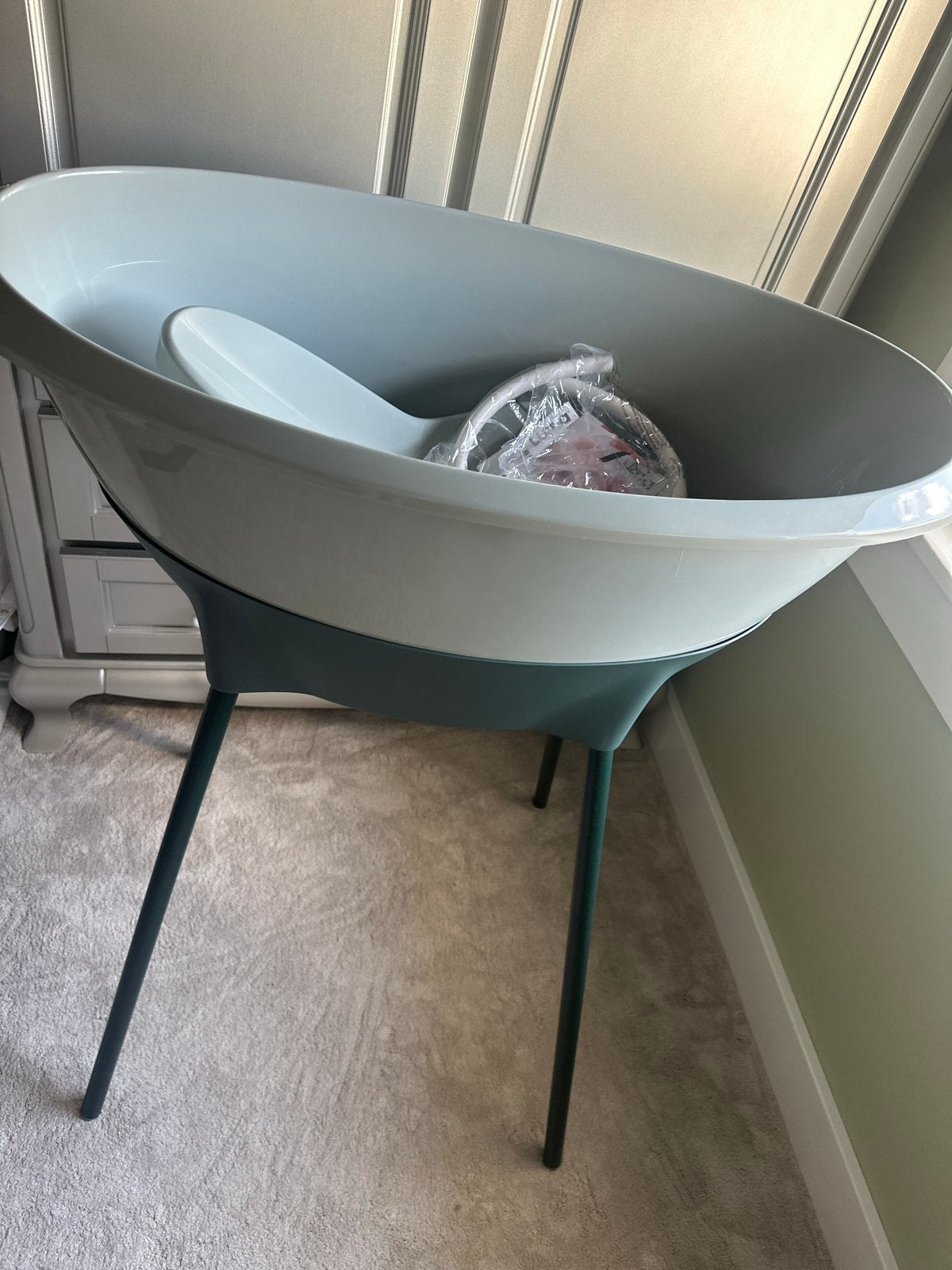 Luma Baby badje - kleur Sage Green met standaard, Kinderen en Baby's, Zo goed als nieuw, Badje, Standaard, Ophalen