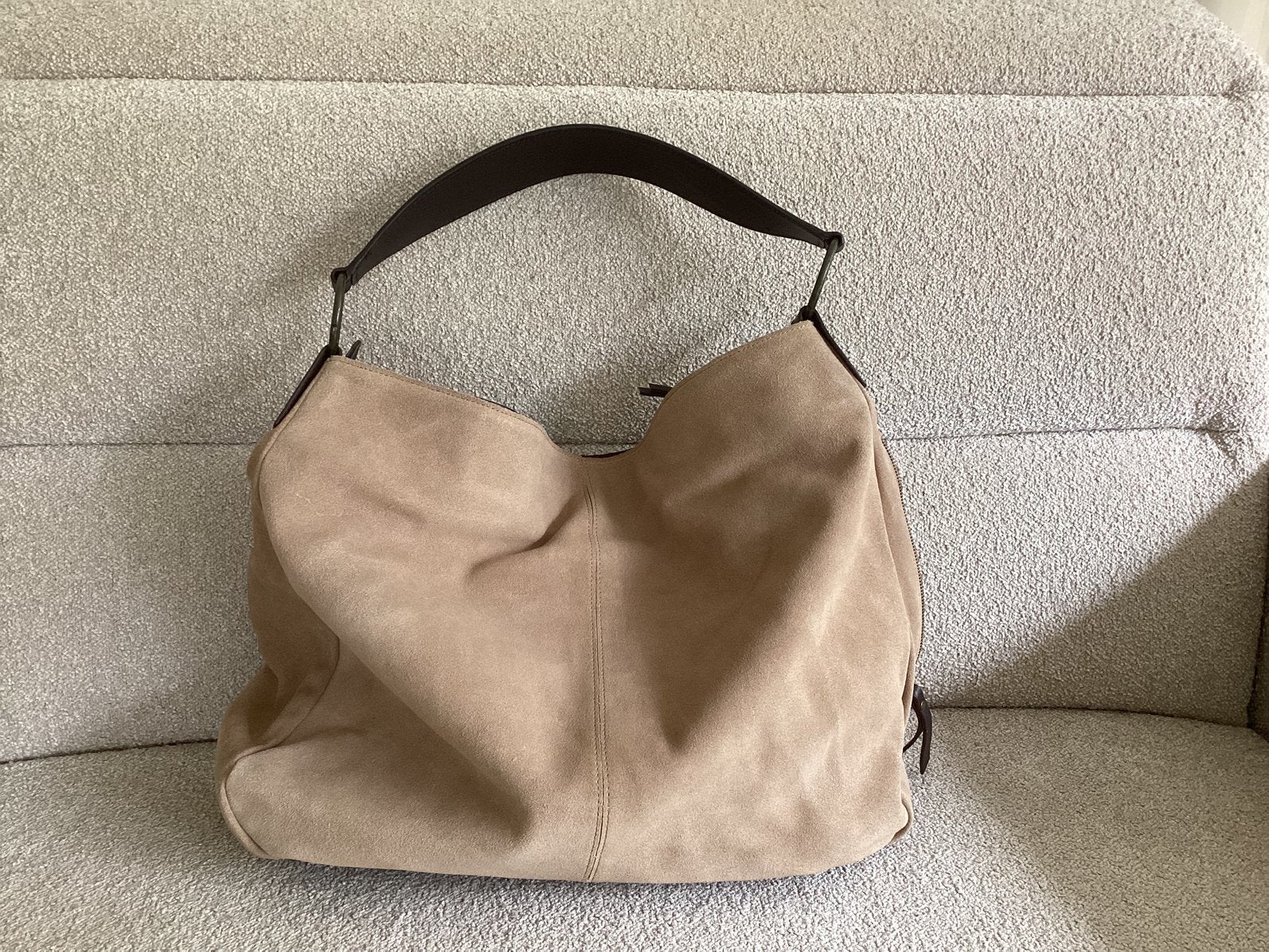 Zandkleur SUÈDE buideltas afgezet met bruin leder., Ophalen of Verzenden, Nieuw, Bruin
