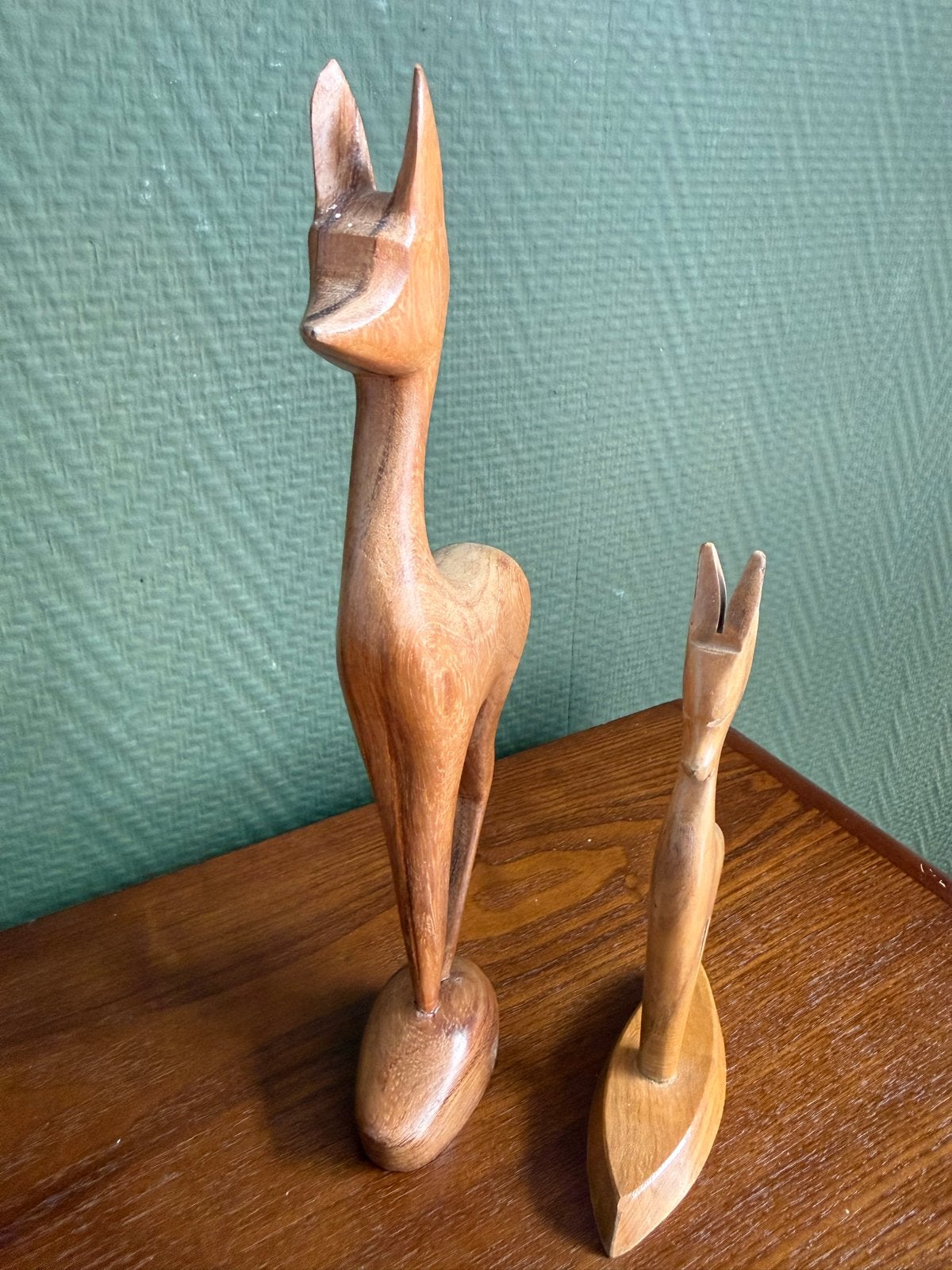 Set van 2 houten hertjes - decoratieve beelden, Hout, Gebruikt, Ophalen of Verzenden, Landelijk