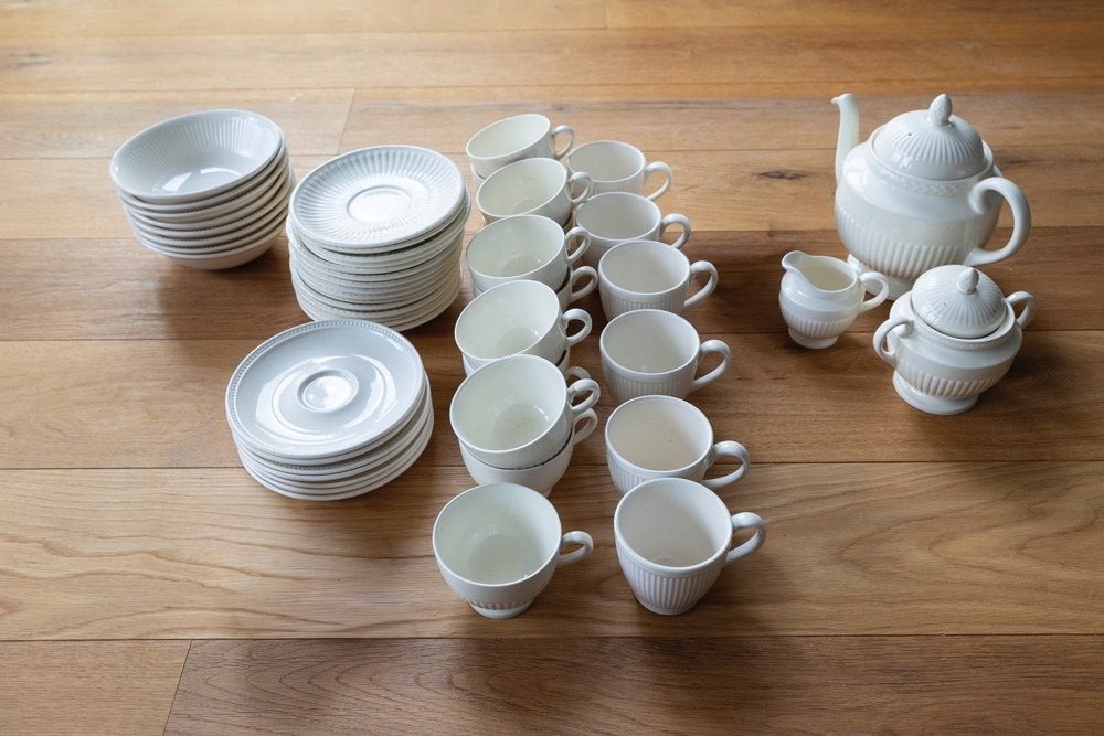Uitgebreid wit servies met theepot en kopjes, Huis en Inrichting, Ophalen, Zo goed als nieuw, Wedgwood, Compleet servies