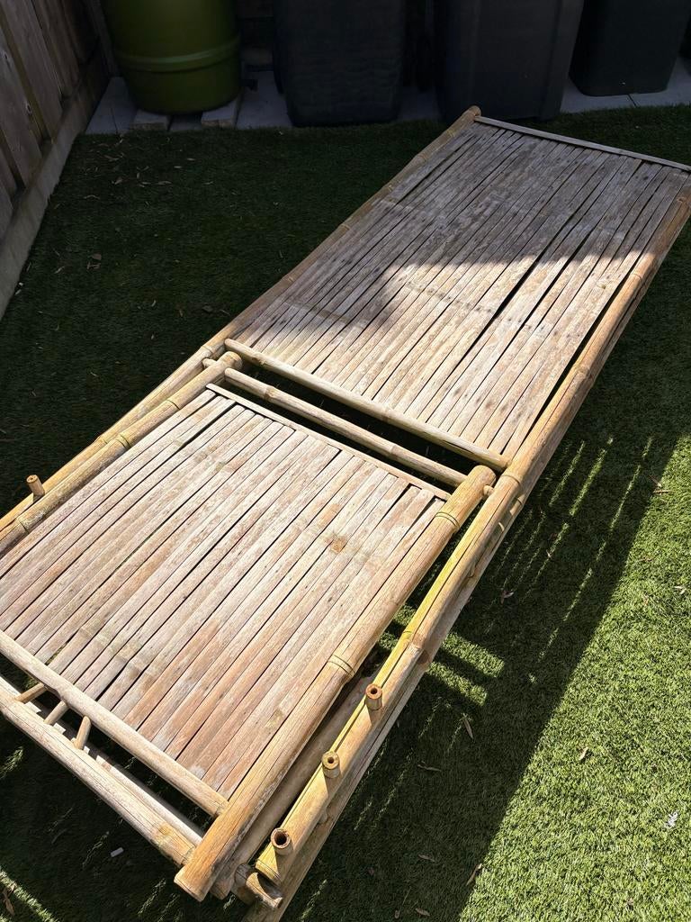 Bamboe ligstoel met witte kussens (gratis), Tuin en Terras, Ophalen, Gebruikt, Overige materialen, Inklapbaar
