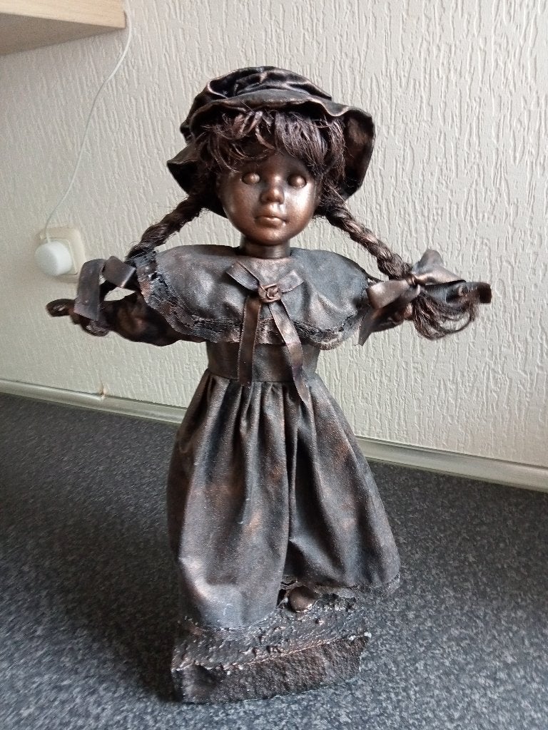 Vintage bronzen pop met vlechtjes, Ophalen of Verzenden, Gebruikt, Pop