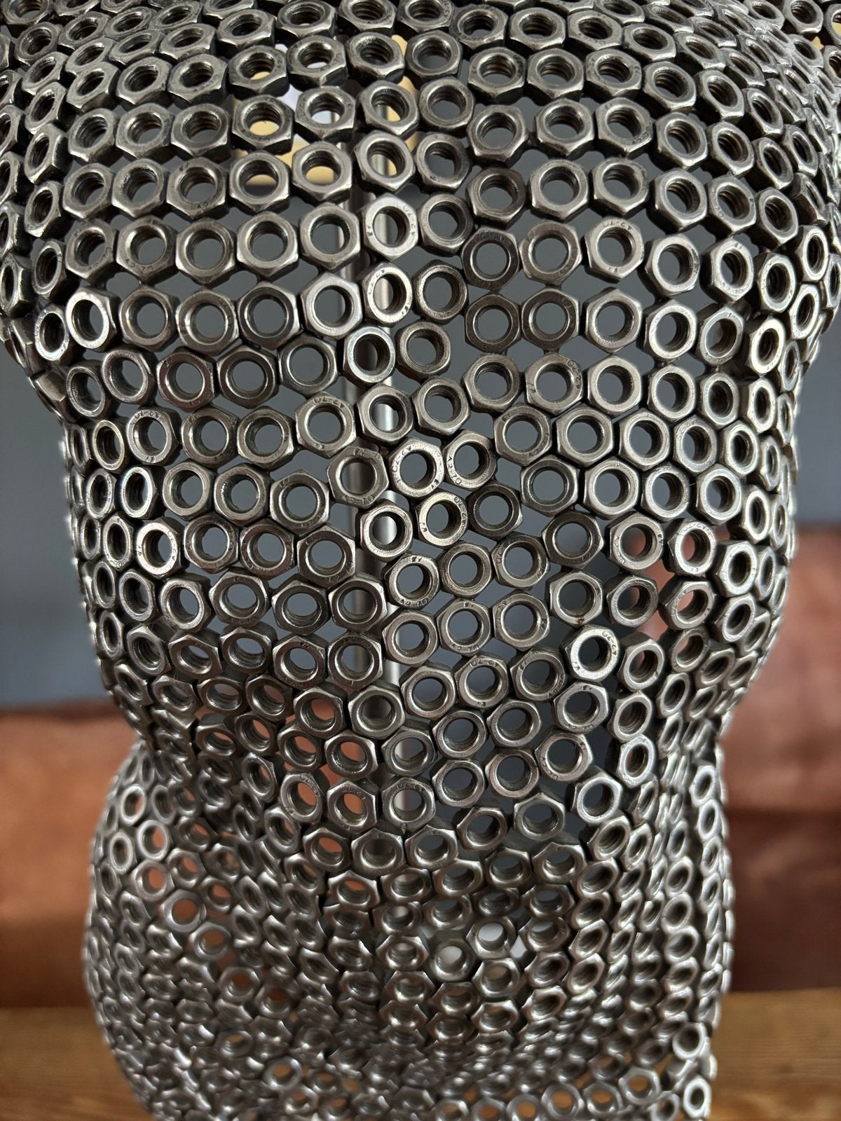 Unieke metalen torso sculptuur van moeren, Antiek en Kunst, Kunst | Beelden en Houtsnijwerken, Ophalen, 50 - 100 cm, Handgemaakt