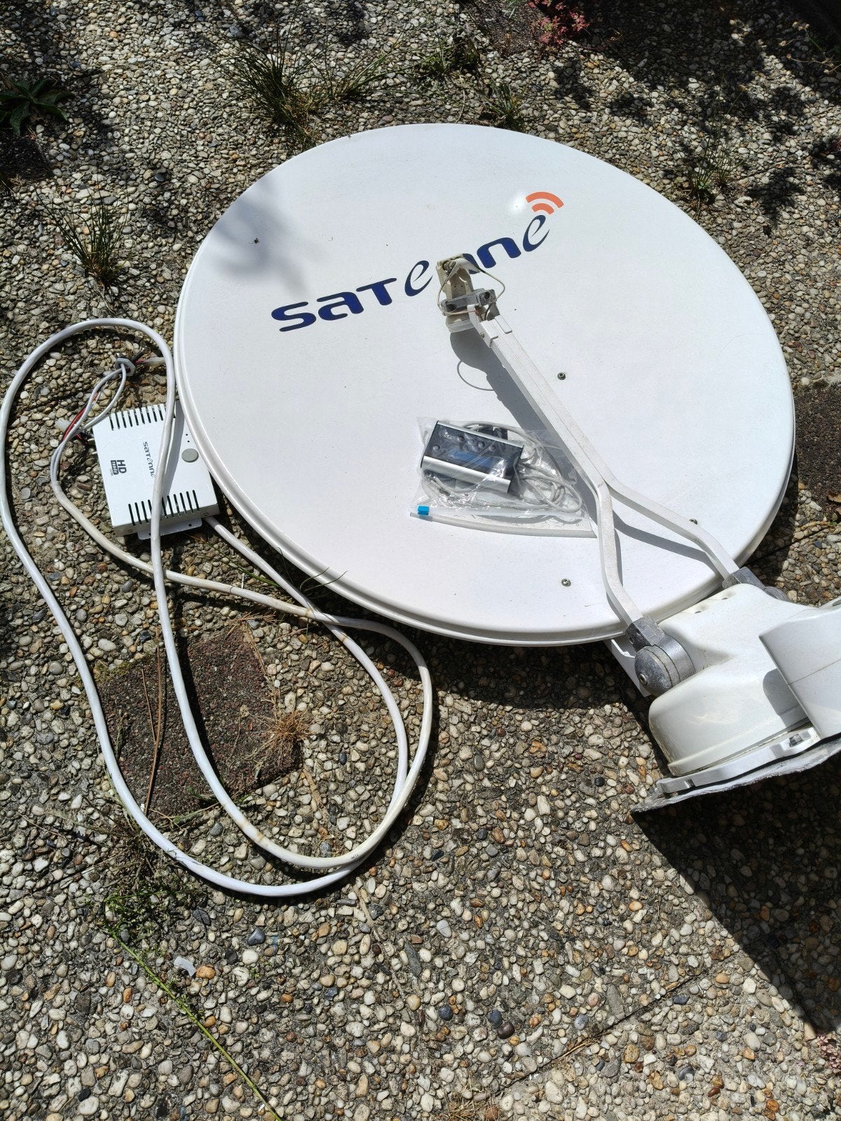 Zelfzoekende Satenne schotelantenne 85 cm met grondplaat, Ophalen of Verzenden