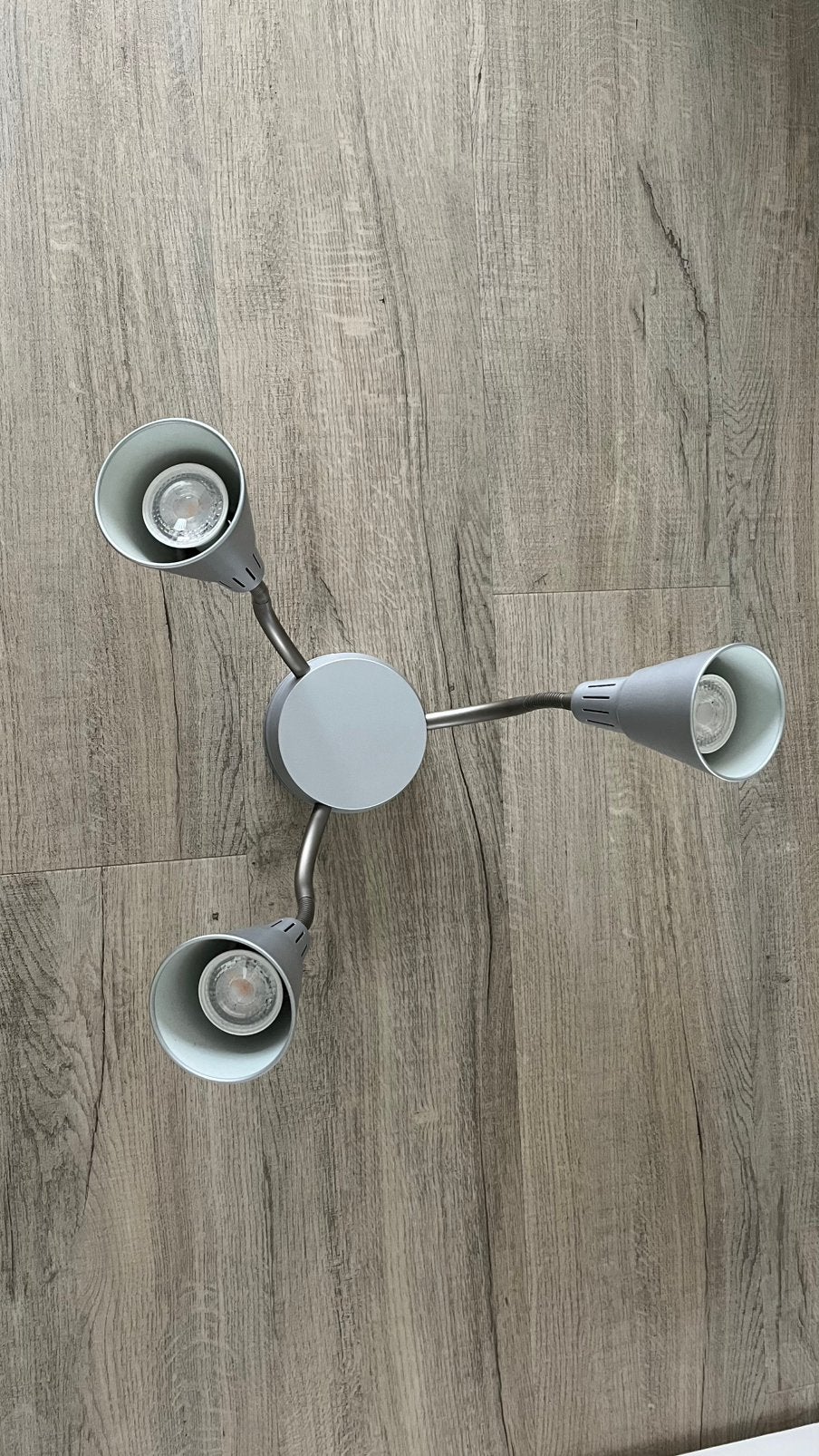 Ikea plafondlamp zilvergrijs met 3 spots buigbaar, Gebruikt, Ophalen of Verzenden, LED, Verstelbaar