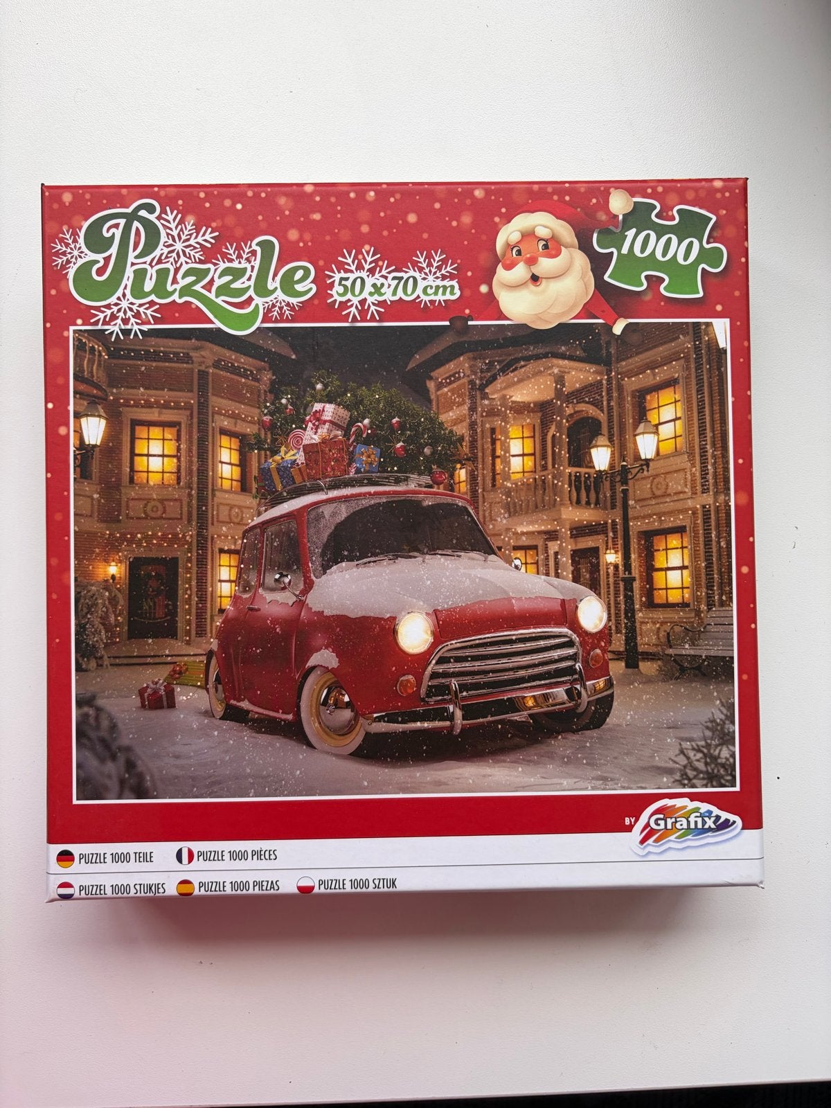 Kerstpuzzel 1000 stukjes - Rode auto met kerstboom, Hobby en Vrije tijd, Denksport en Puzzels, Ophalen of Verzenden, 500 t/m 1500 stukjes